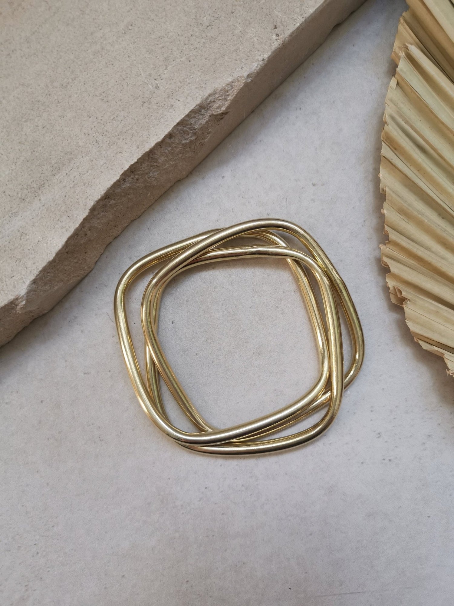 Chunky Armband aus goldenem Messing, Statement Armband, breite Armreifen, Tribal goldener Armreif aus 3 geometrische Reifen, Trio Armband - CocosyBerlin