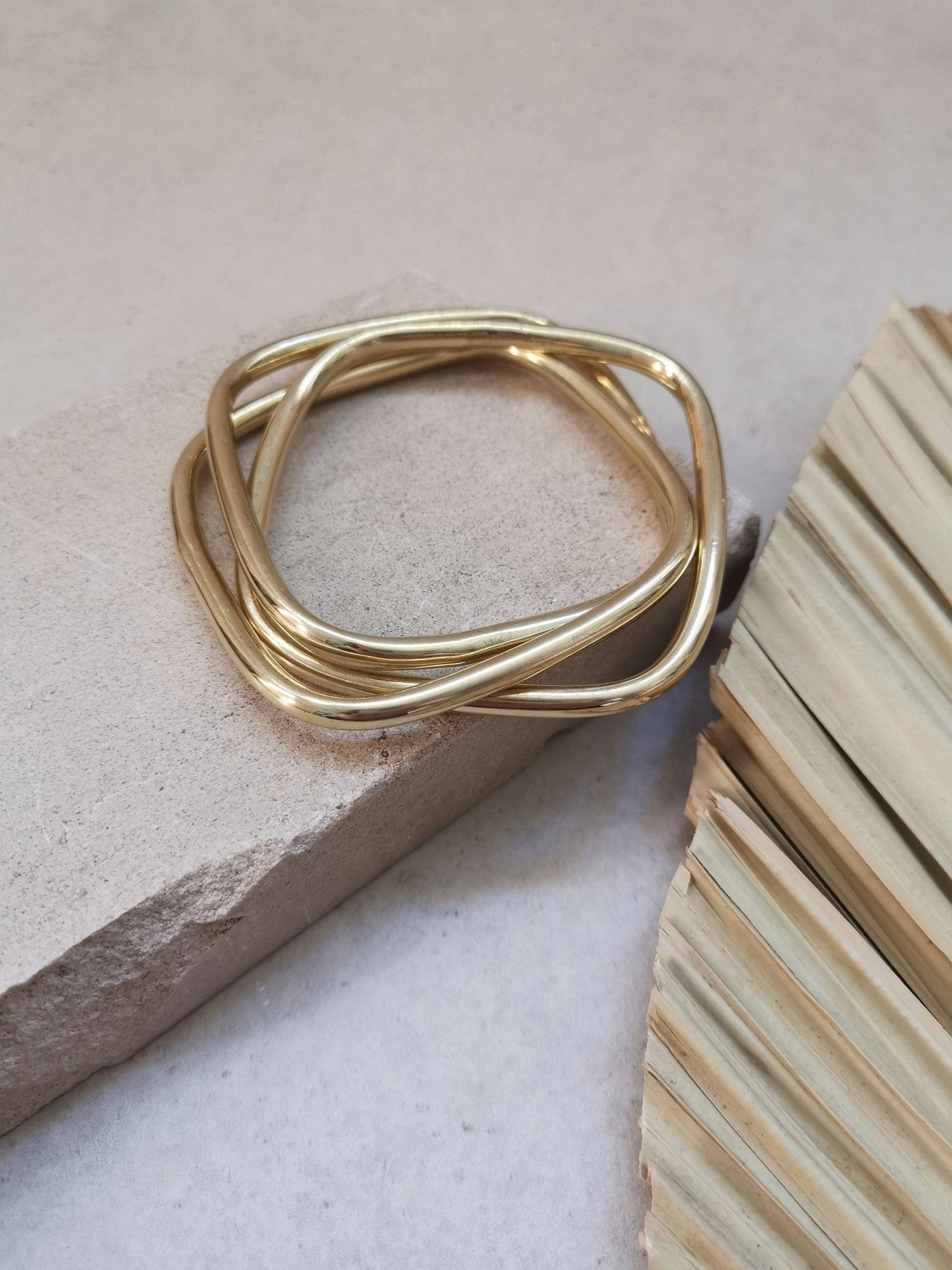 Chunky Armband aus goldenem Messing, Statement Armband, breite Armreifen, Tribal goldener Armreif aus 3 geometrische Reifen, Trio Armband - CocosyBerlin