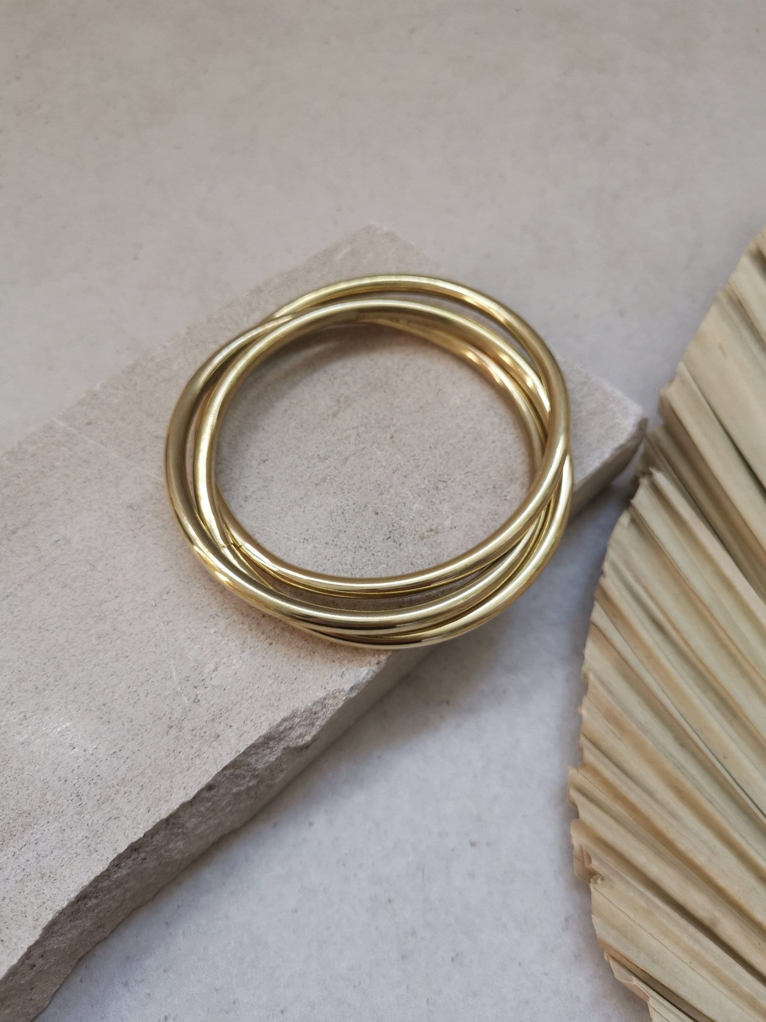 Chunky Armband aus goldenem Messing, Statement Armband, breite Armreifen, Tribal goldener Armreif aus 3 Reifen, Trio Armband - CocosyBerlin