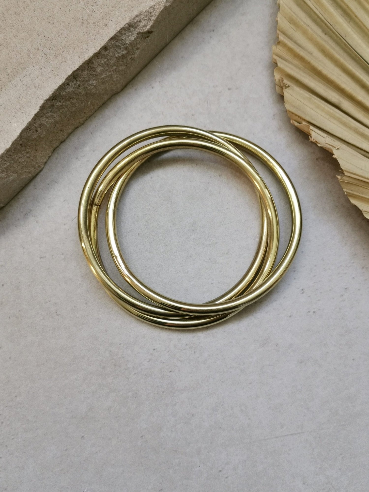 Chunky Armband aus goldenem Messing, Statement Armband, breite Armreifen, Tribal goldener Armreif aus 3 Reifen, Trio Armband - CocosyBerlin