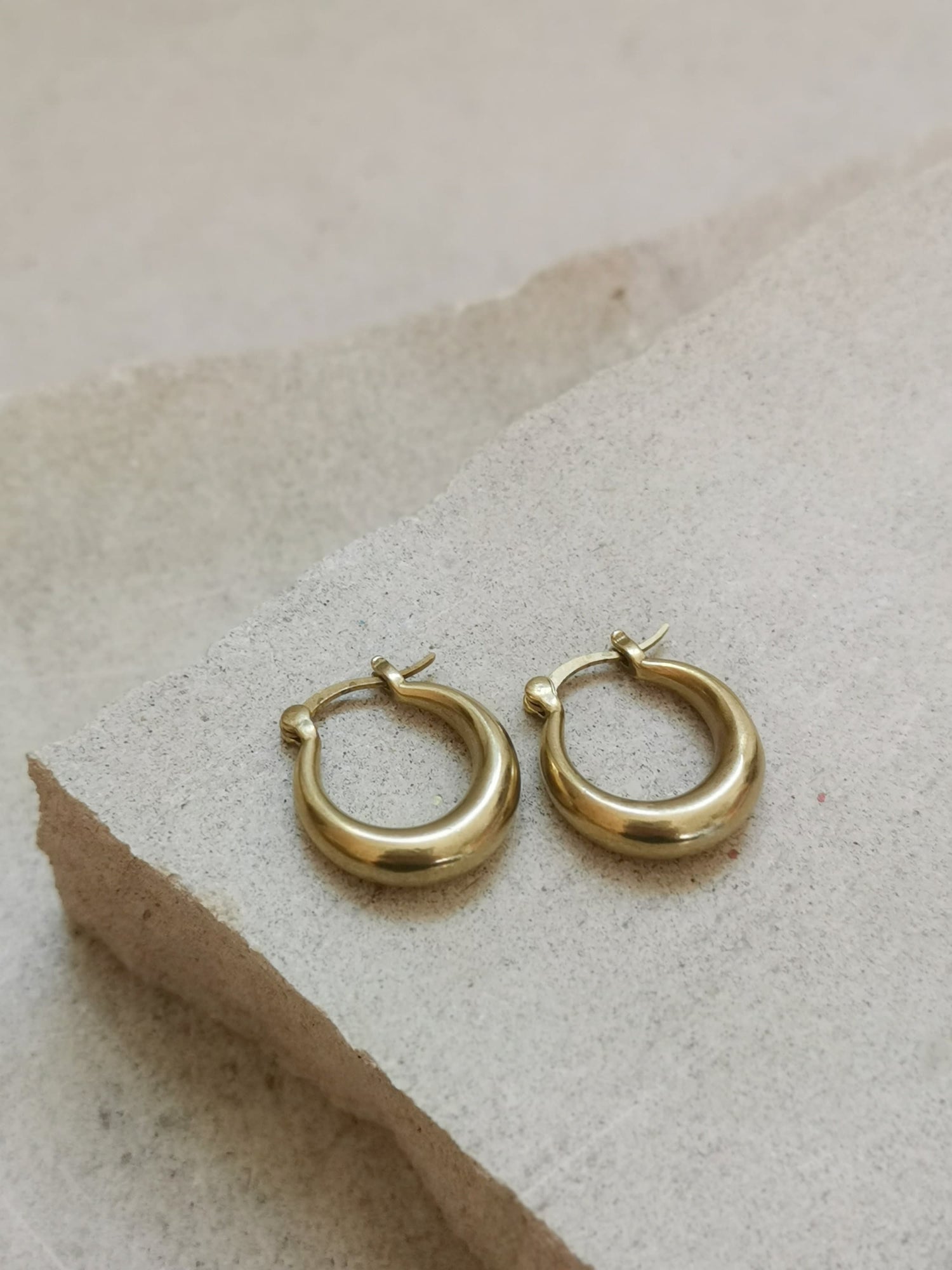 Petites créoles 18 x 5 mm, boucles d'oreilles larges minimalistes, créoles en laiton doré