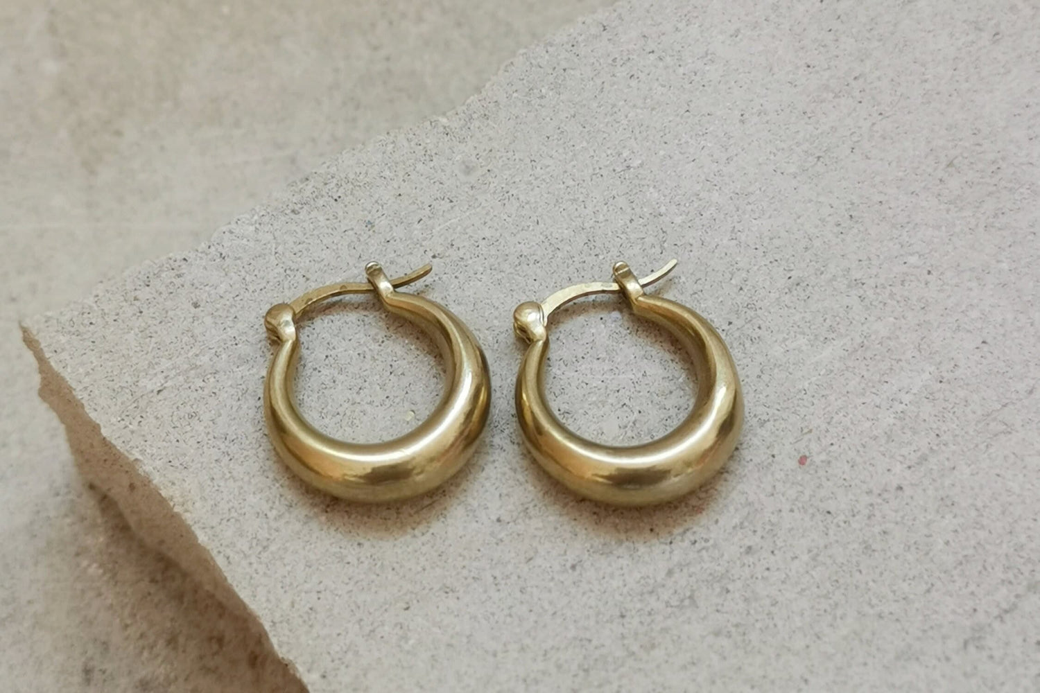 Kleine Creolen 18 x 5 mm, Minimalistische breite Ohrringe, goldene Creolen aus Messing