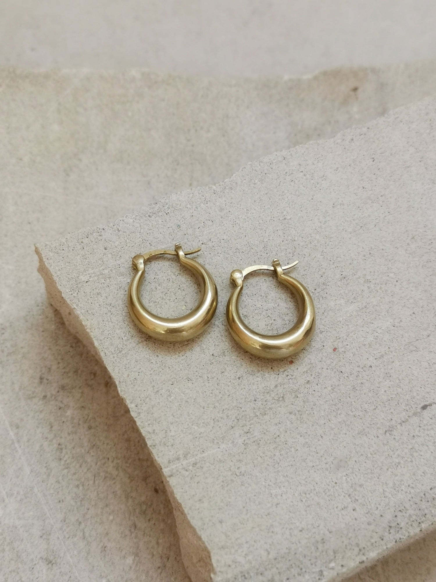 Kleine Creolen 18 x 5 mm, Minimalistische breite Ohrringe, goldene Creolen aus Messing