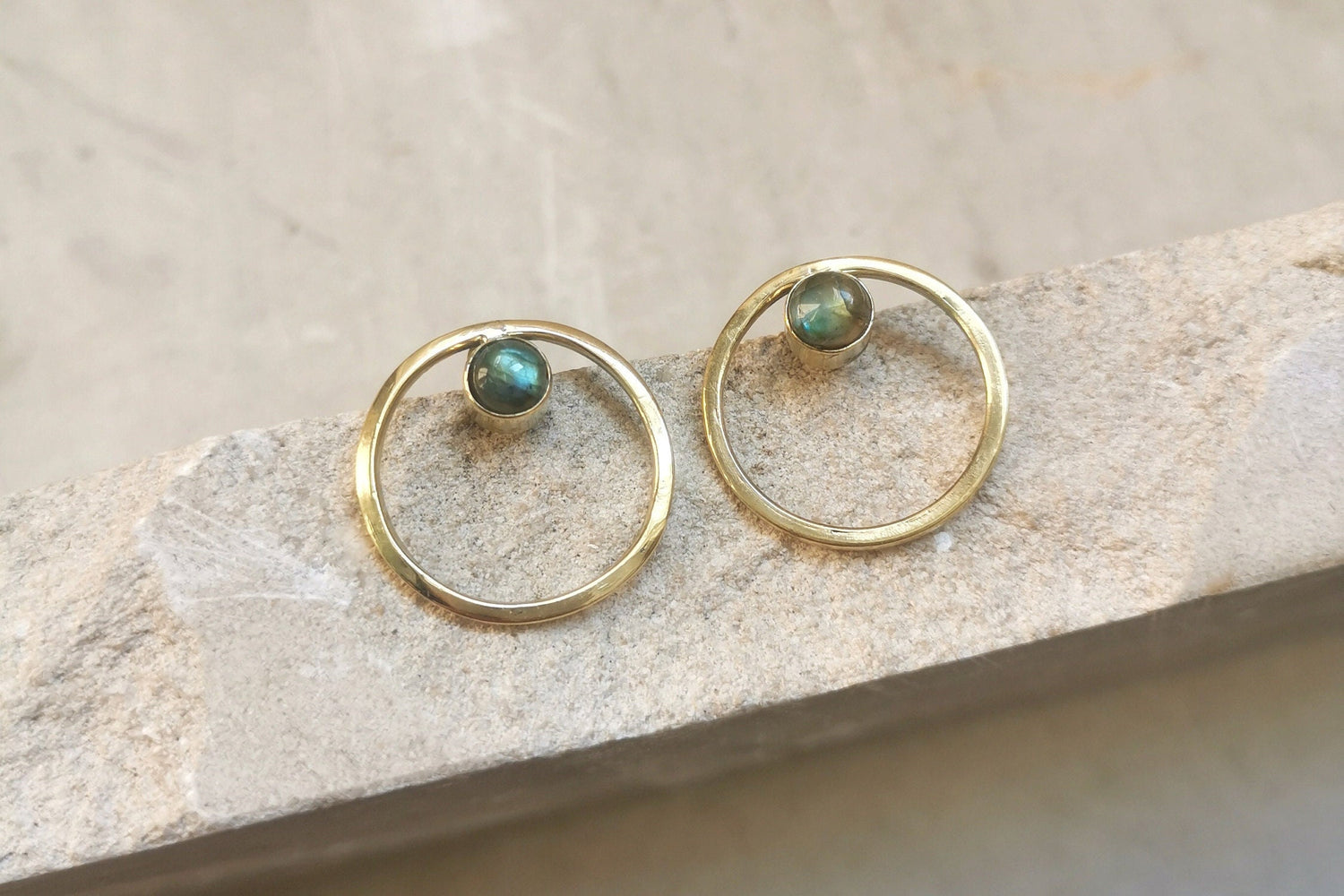 Boucles d'oreilles rondes avec labradorite, boucles d'oreilles en laiton avec labradorite, boucles d'oreilles rondes simples cercle ouvert, minimalistes, géométriques