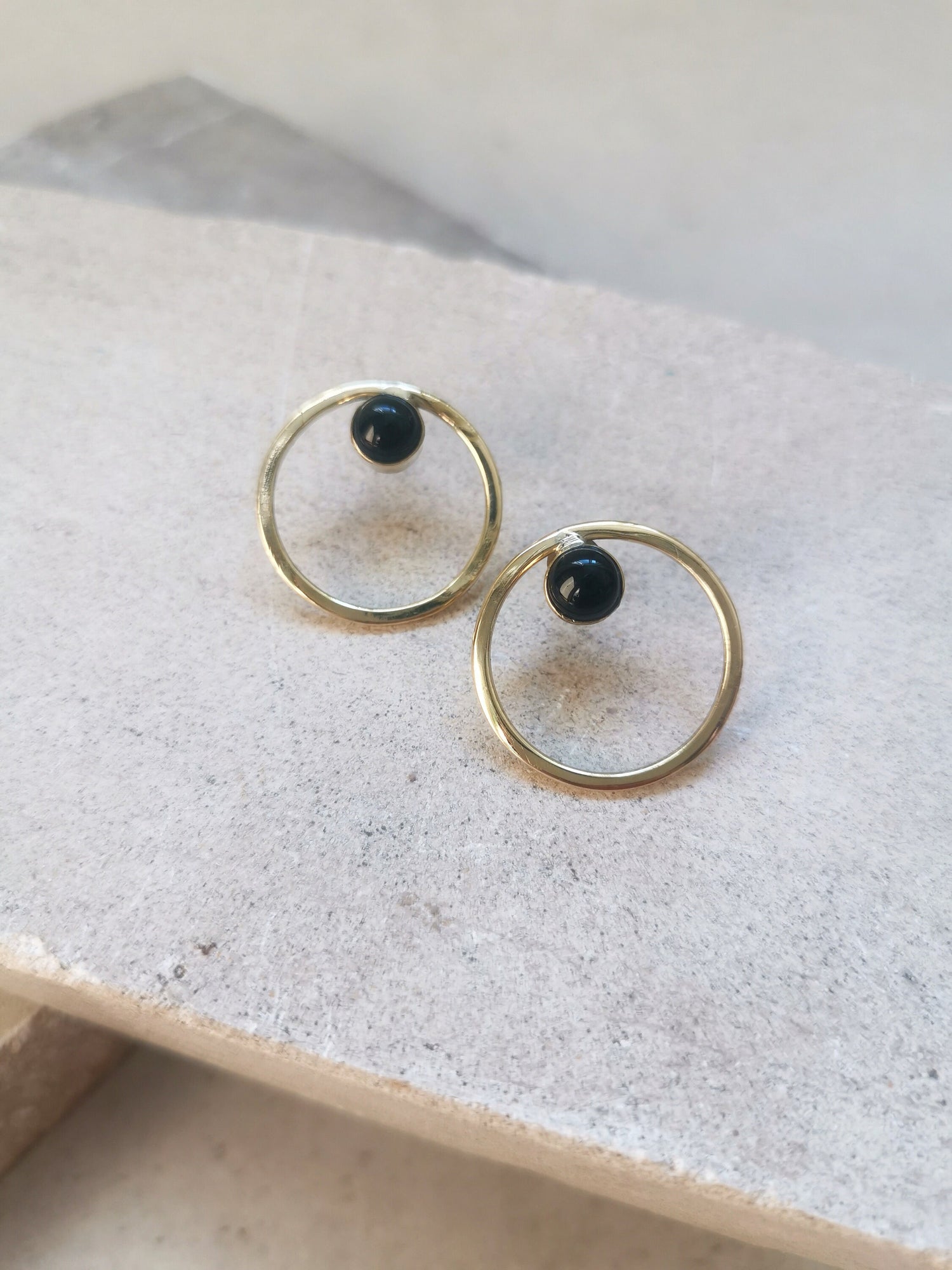 Runde Ohrstecker mit Onyx Steine, Messing Ohrringe mit schwarzem Onyx, schlichte Ohrstecker offener Kreis, minimalistisch, geometrisch