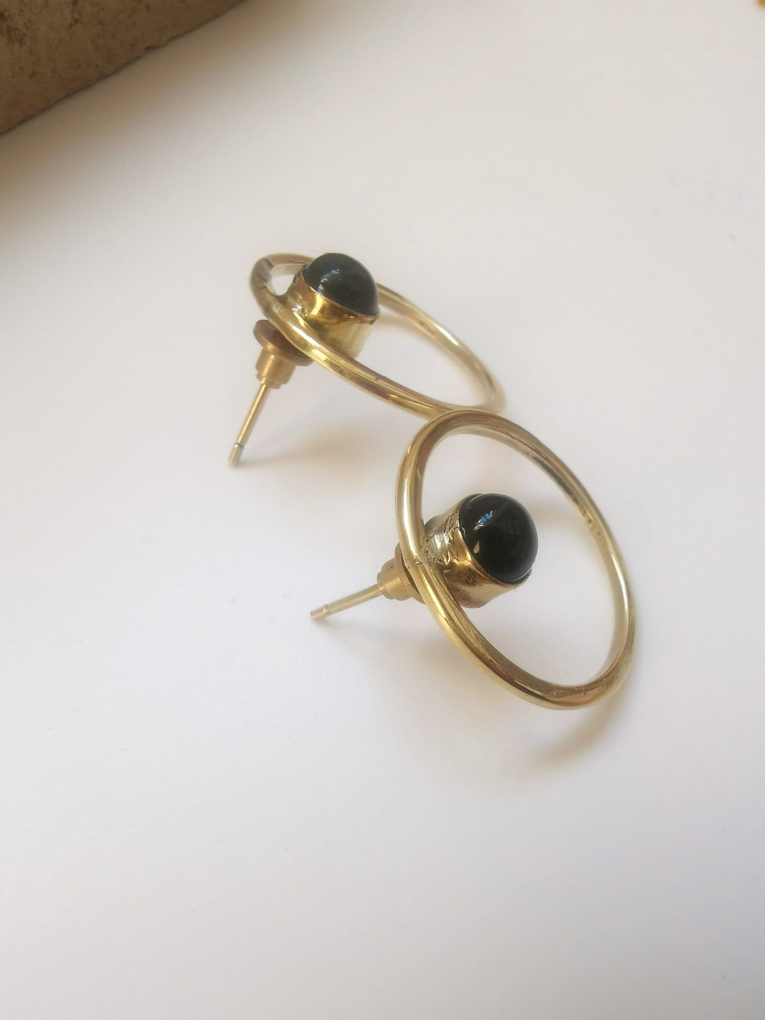Boucles d'oreilles rondes avec pierres d'onyx, boucles d'oreilles en laiton avec onyx noir, boucles d'oreilles simples à tige cercle ouvert, minimalistes, géométriques