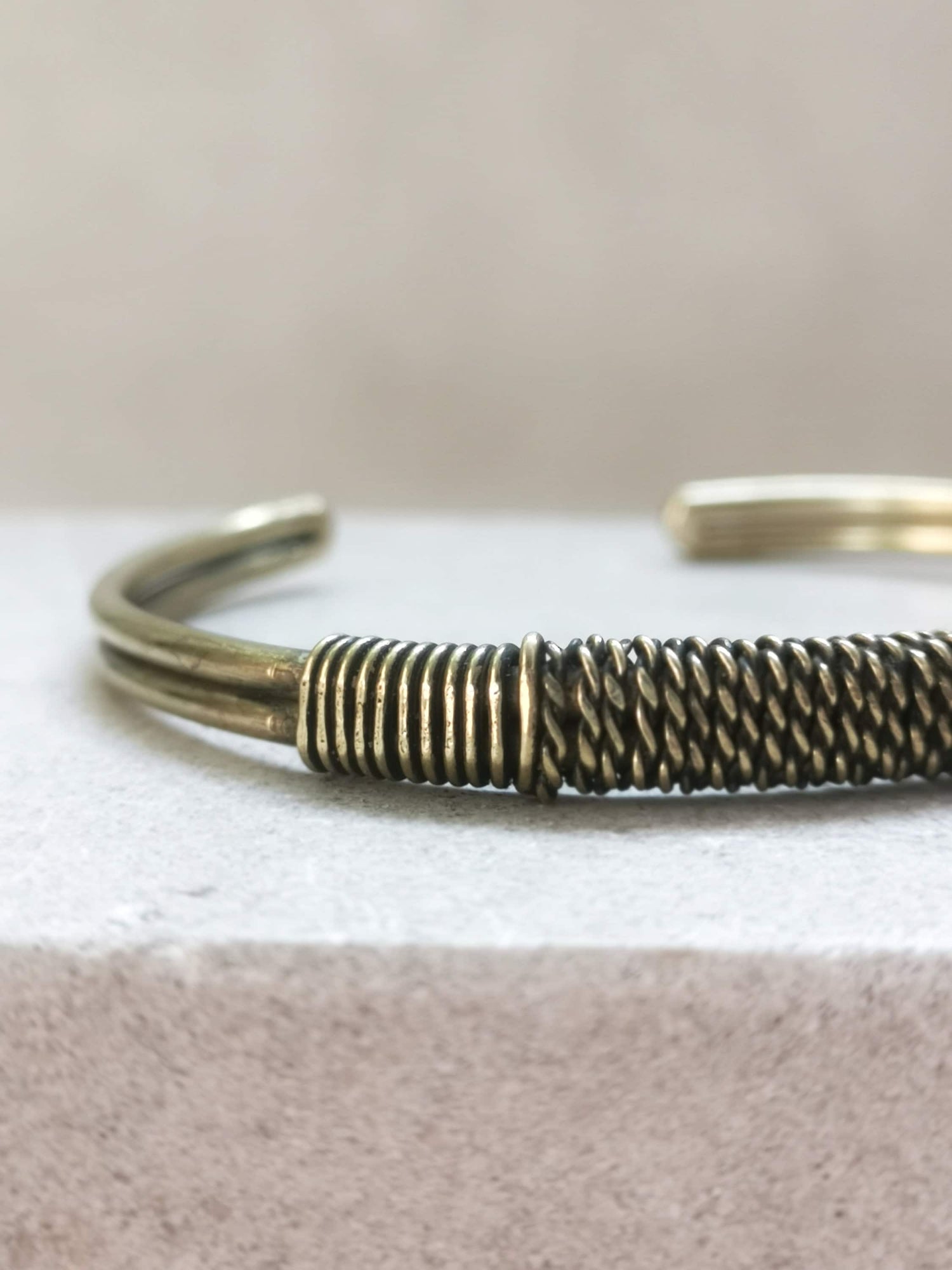 Bracelet en laiton doré, jonc en laiton enroulé d'or torsadé, jonc simple et minimaliste