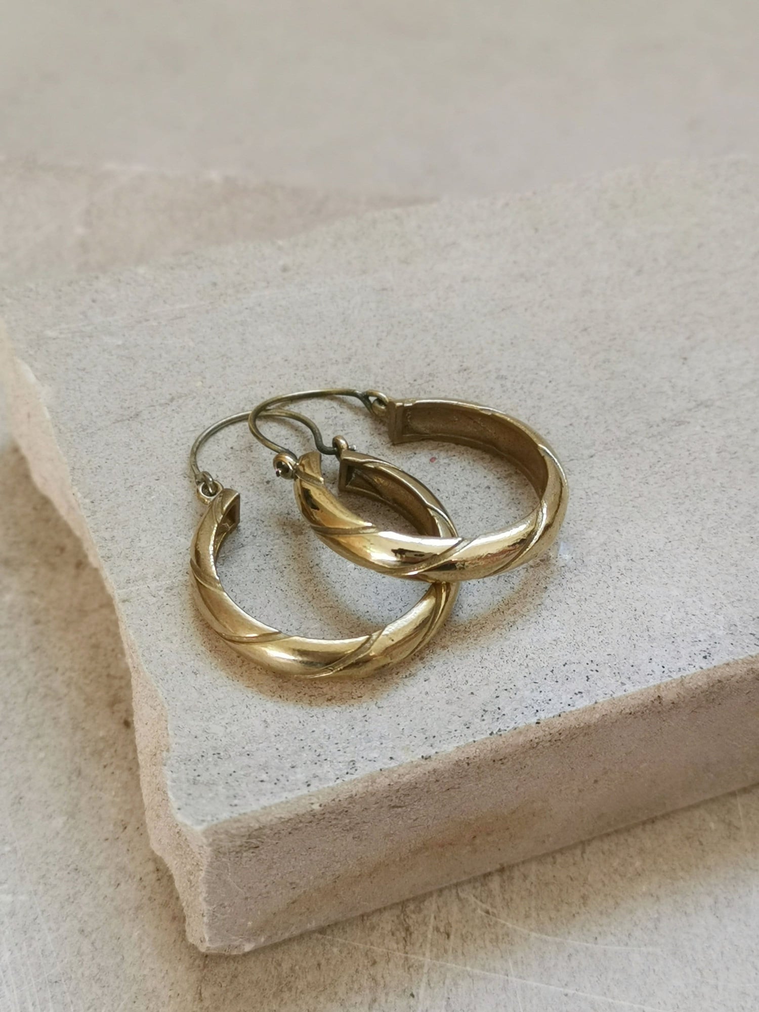 Boucles d'oreilles créoles larges 40 mm, boucles d'oreilles larges minimalistes, créoles dorées en laiton à motif rayé