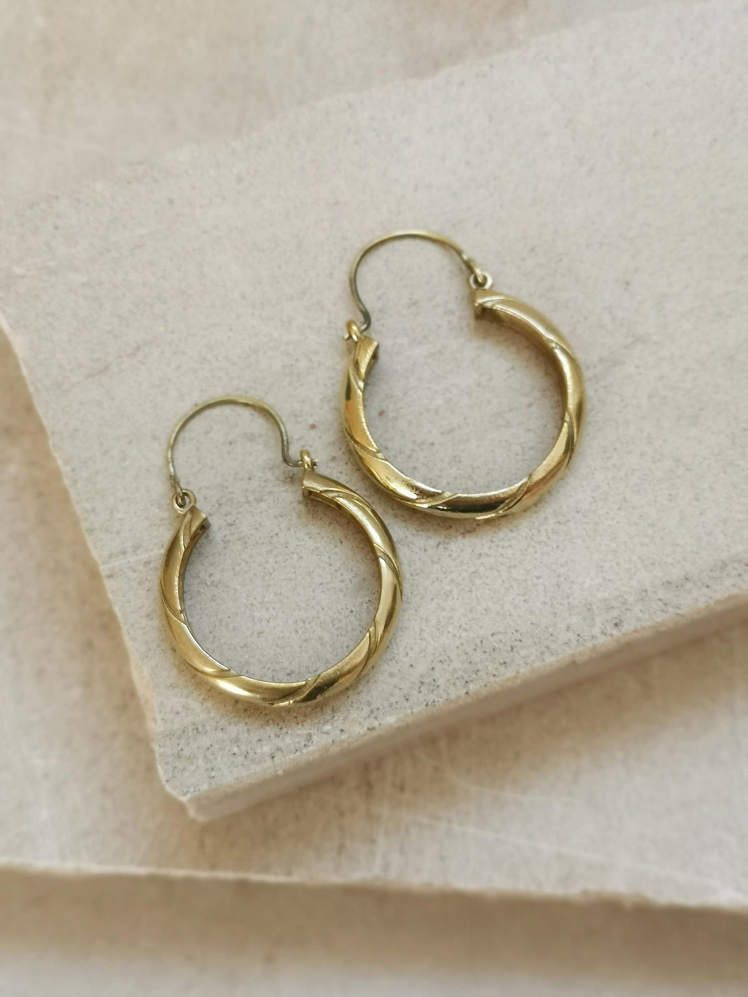 Boucles d'oreilles créoles larges 40 mm, boucles d'oreilles larges minimalistes, créoles dorées en laiton à motif rayé