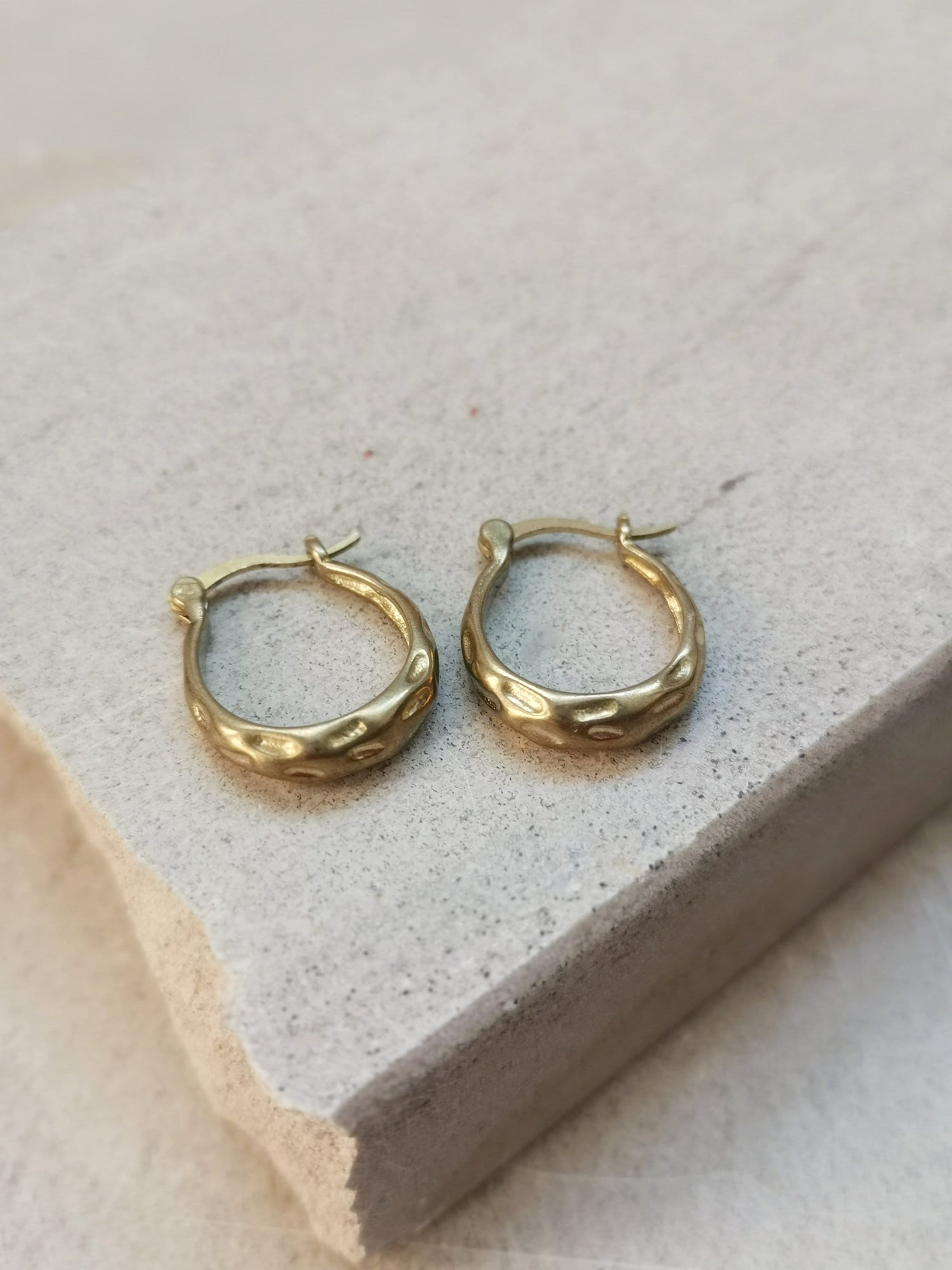 Kleine Creolen 18 x 3 mm, Kleine runde Ohrringe, goldene Creolen aus Messing