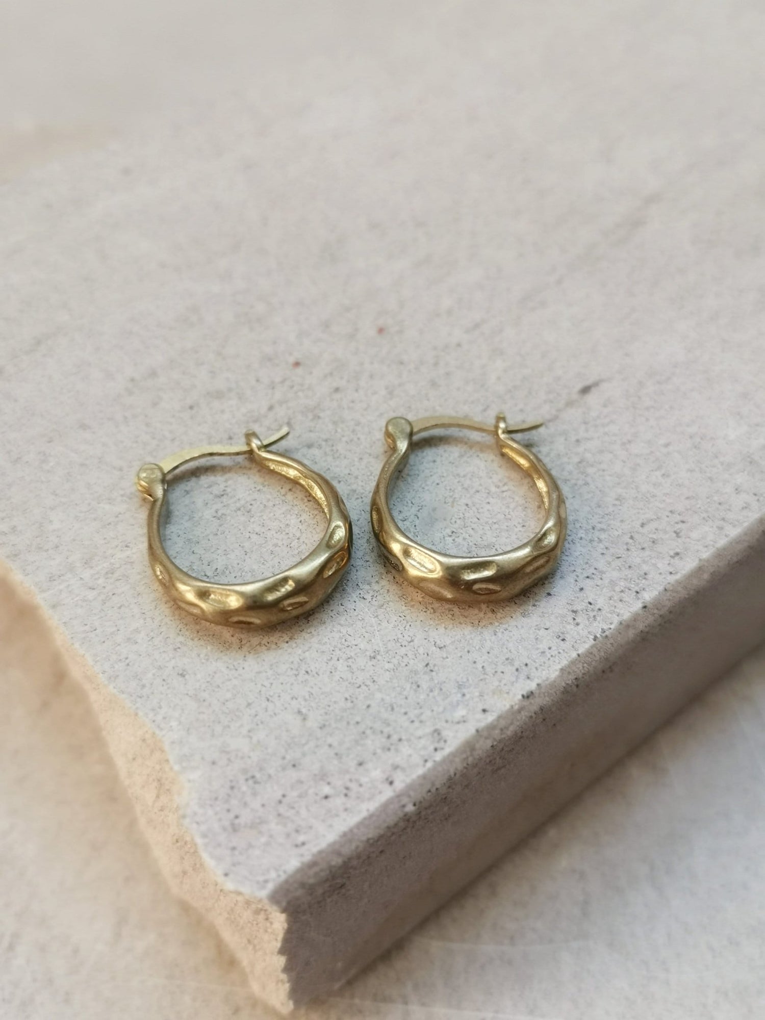Kleine Creolen 18 x 3 mm, Kleine runde Ohrringe, goldene Creolen aus Messing - CocosyBerlin