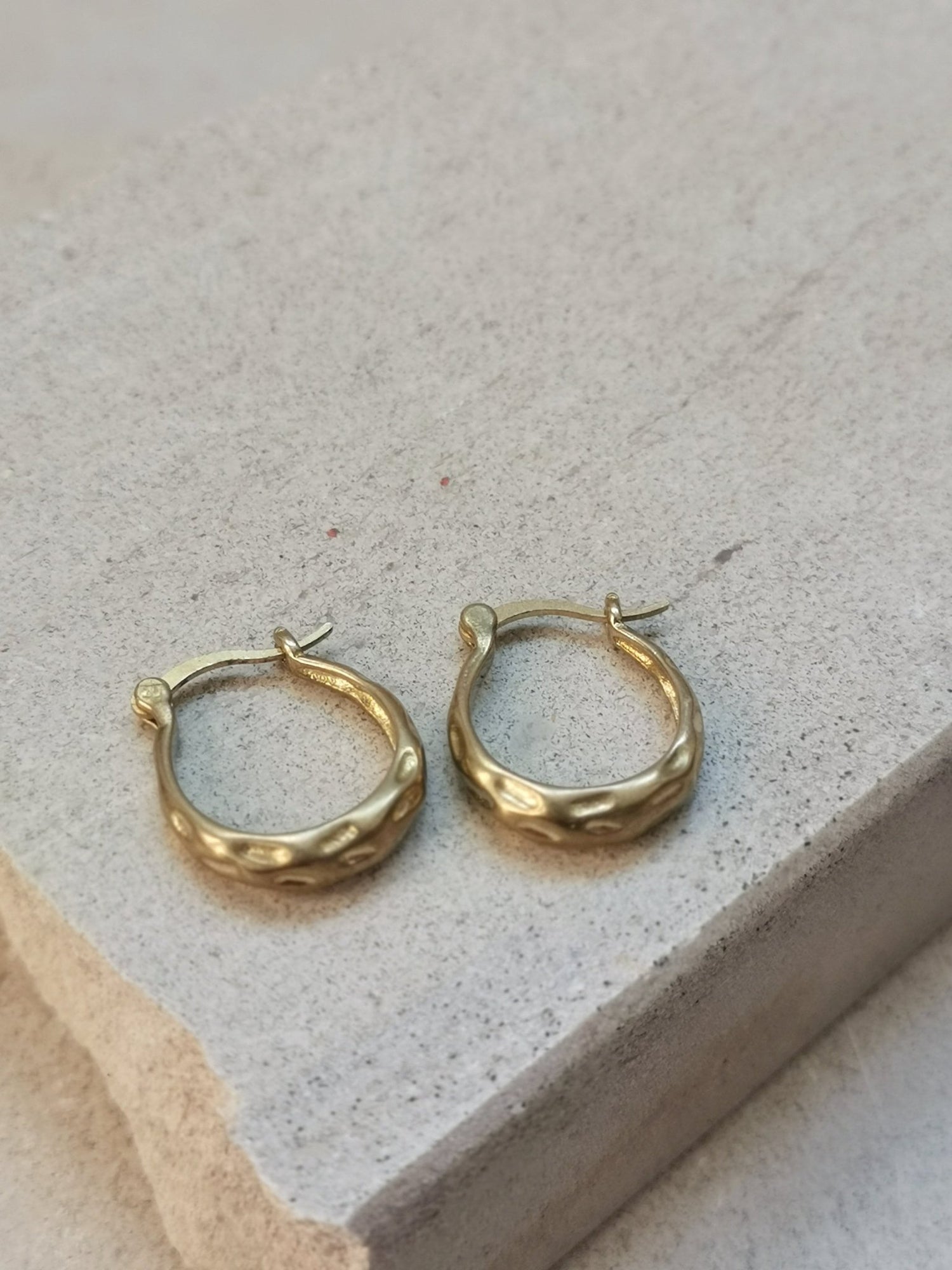 Kleine Creolen 18 x 3 mm, Kleine runde Ohrringe, goldene Creolen aus Messing - CocosyBerlin