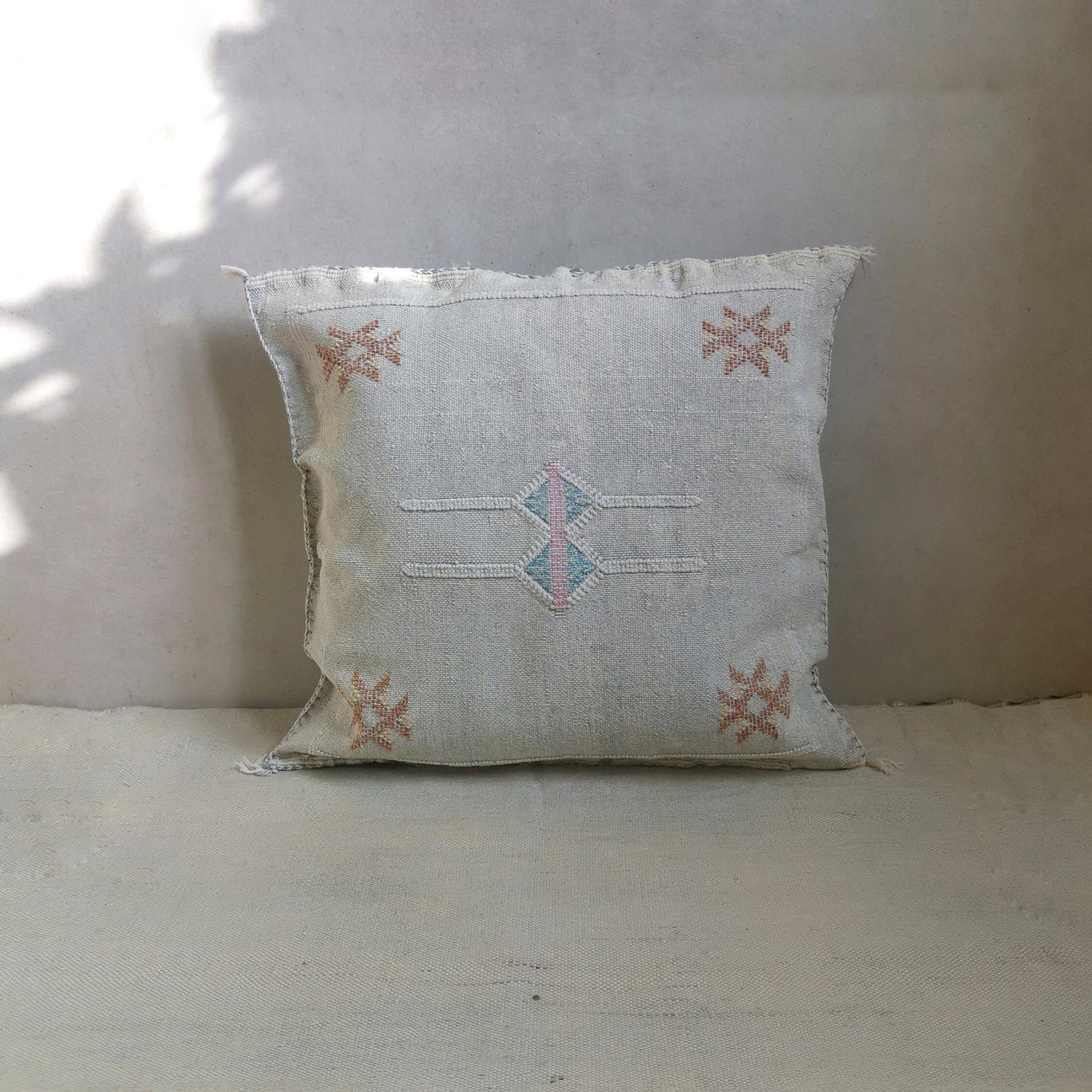Sabra Kissen 50x50 cm, Kissenhülle aus Marokko, Marokkanisches Kissen aus Sabra Seide - CocosyBerlin