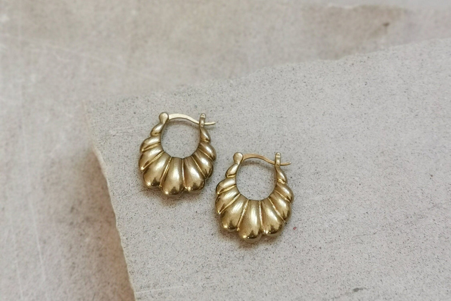 Croissant Creolen Messing gold, Chunky kleine Creolen, Ovale Creolen - CocosyBerlin