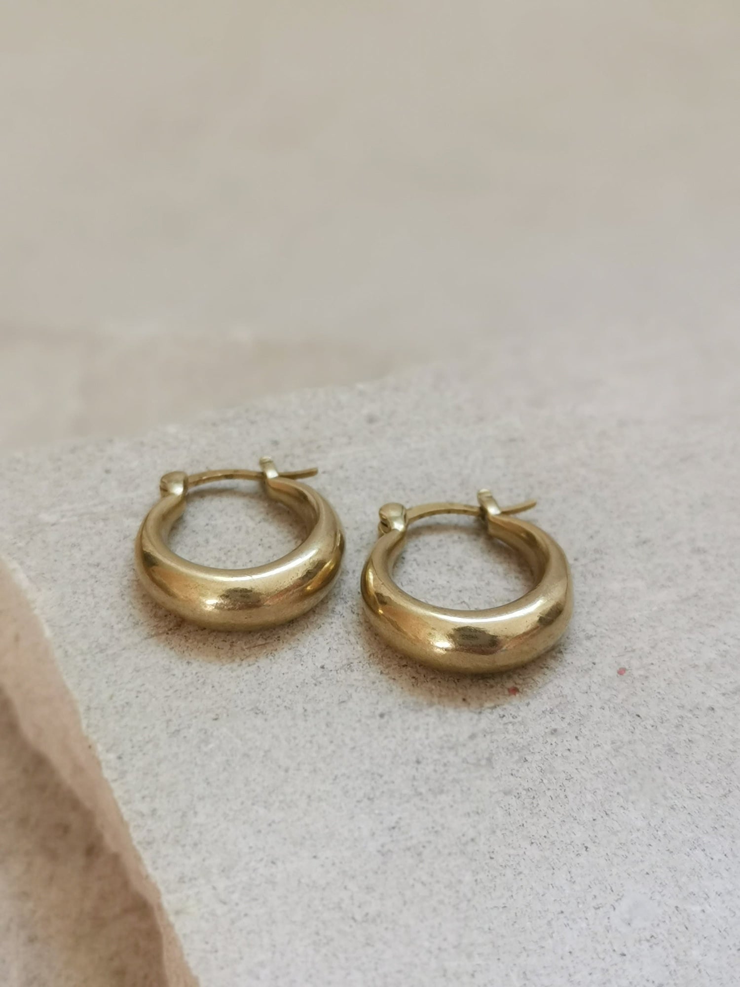 Petites créoles 18 x 5 mm, boucles d'oreilles larges minimalistes, créoles en laiton doré