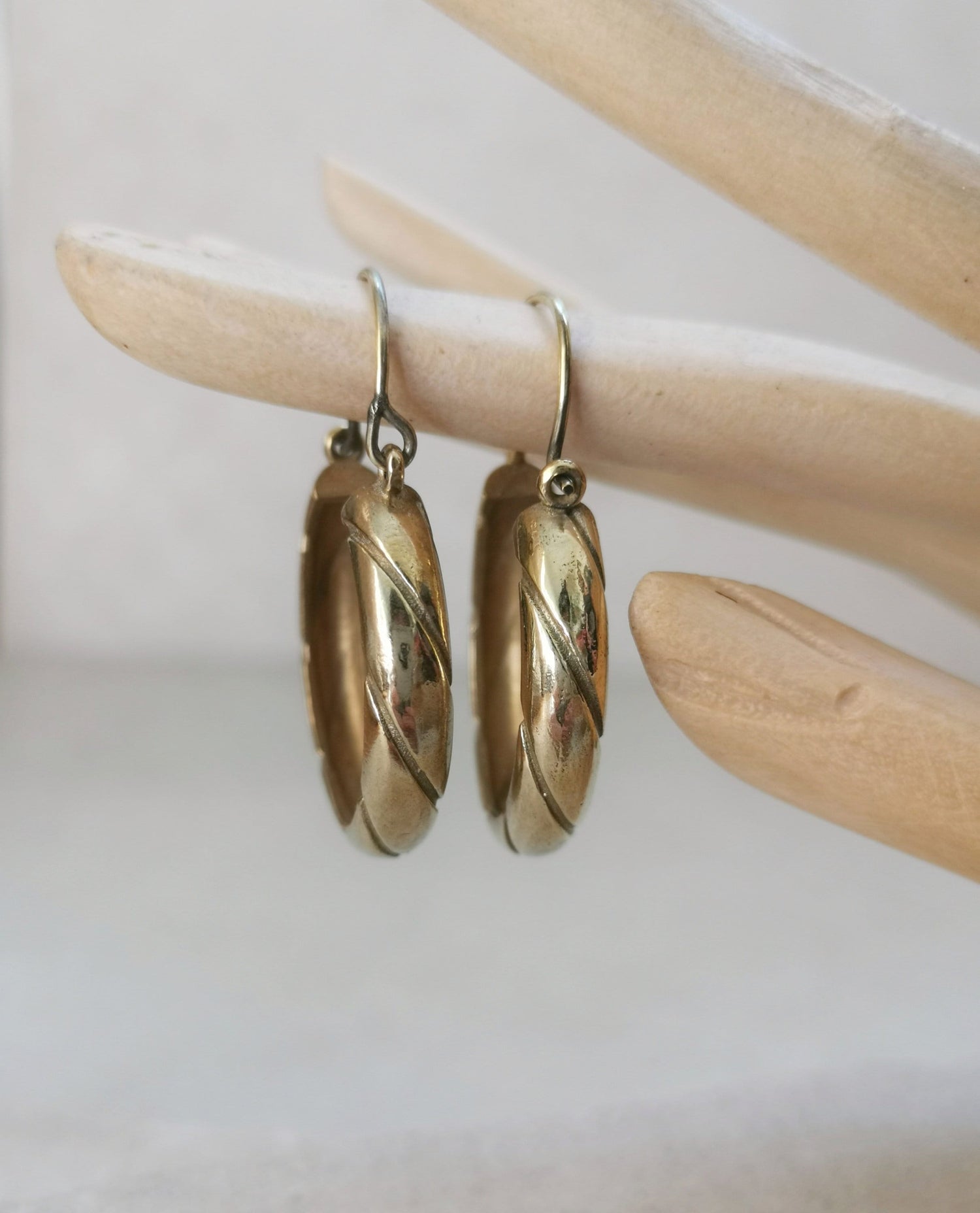 Boucles d'oreilles créoles larges 40 mm, boucles d'oreilles larges minimalistes, créoles dorées en laiton à motif rayé