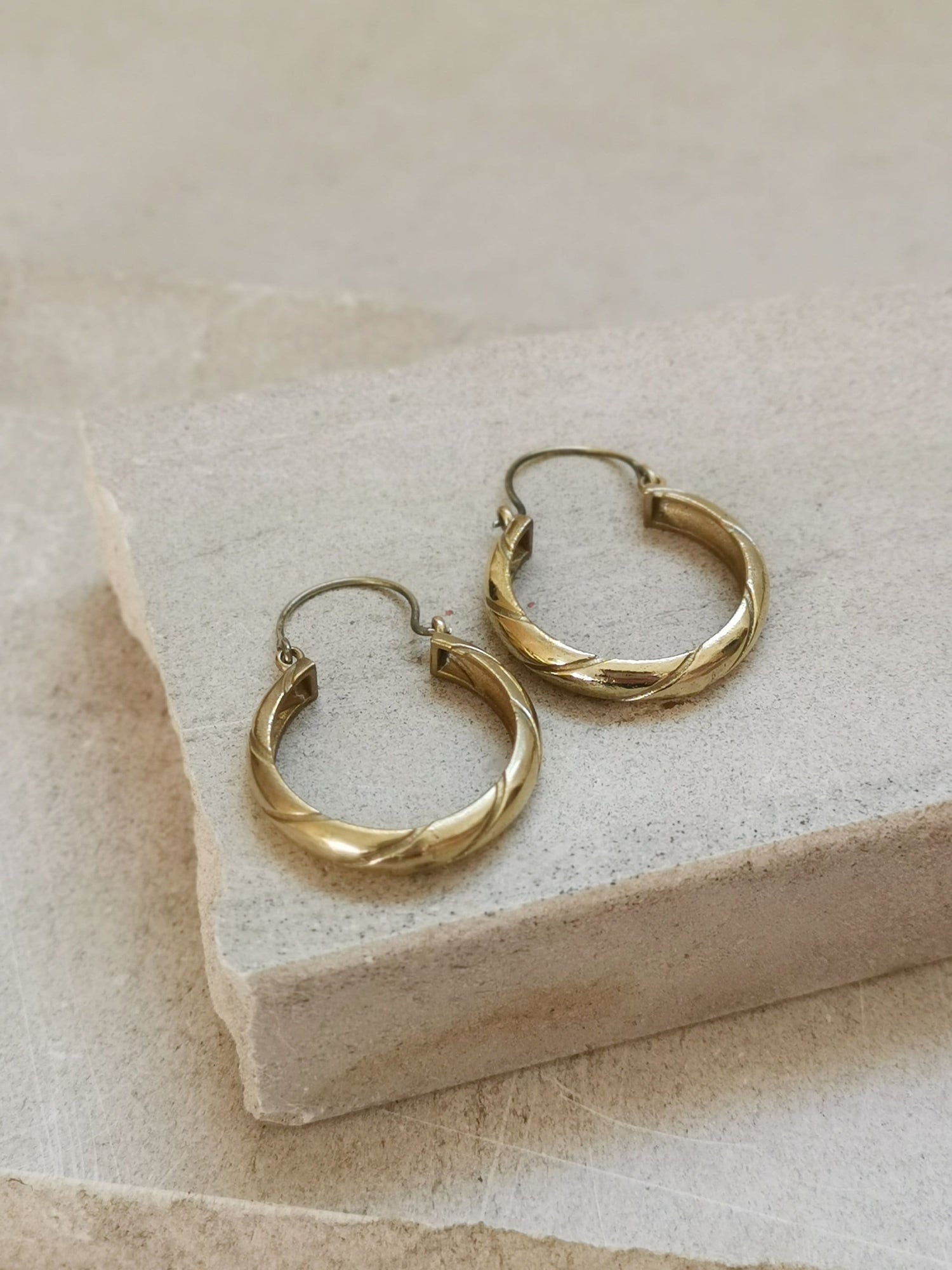 Boucles d'oreilles créoles larges 40 mm, boucles d'oreilles larges minimalistes, créoles dorées en laiton à motif rayé