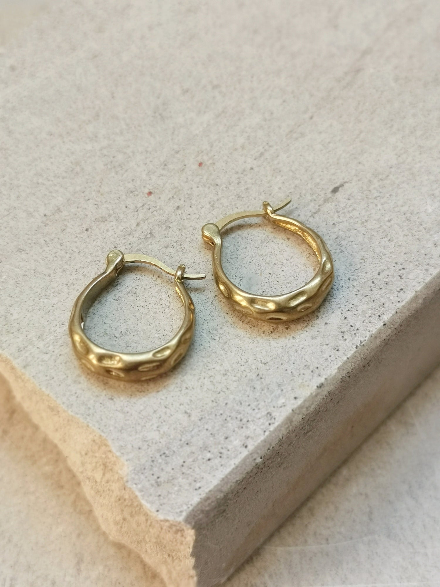 Petites créoles 18 x 3 mm, petites créoles rondes, créoles en laiton doré