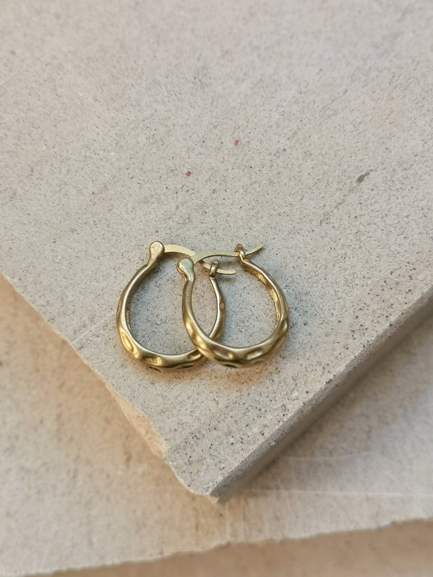 Kleine Creolen 18 x 3 mm, Kleine runde Ohrringe, goldene Creolen aus Messing - CocosyBerlin