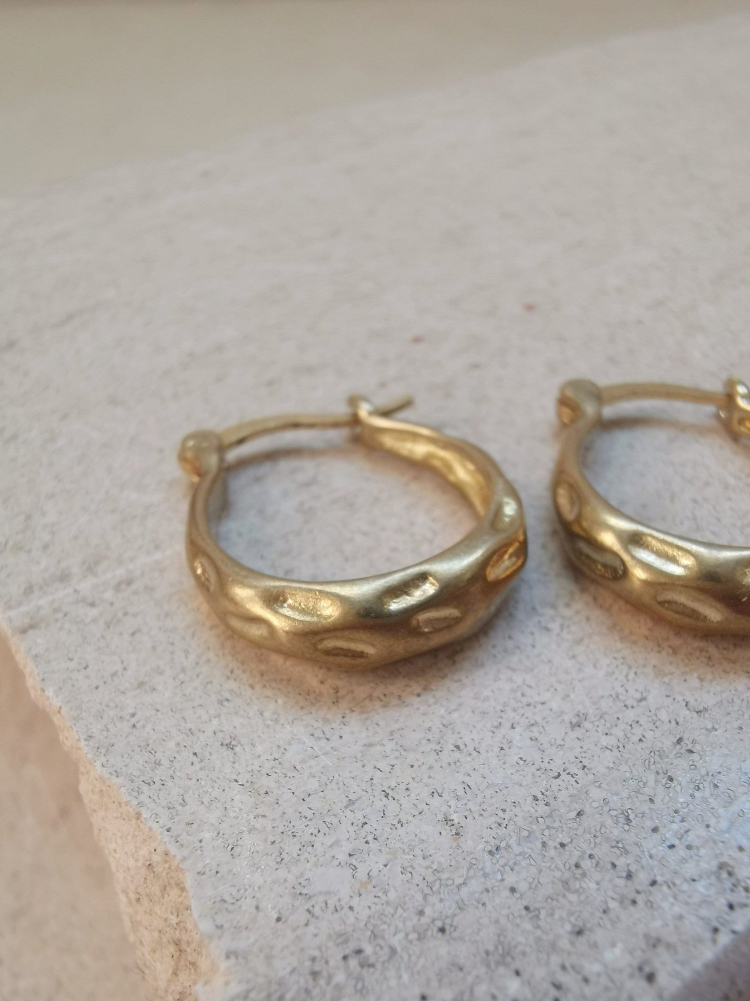 Kleine Creolen 18 x 3 mm, Kleine runde Ohrringe, goldene Creolen aus Messing - CocosyBerlin