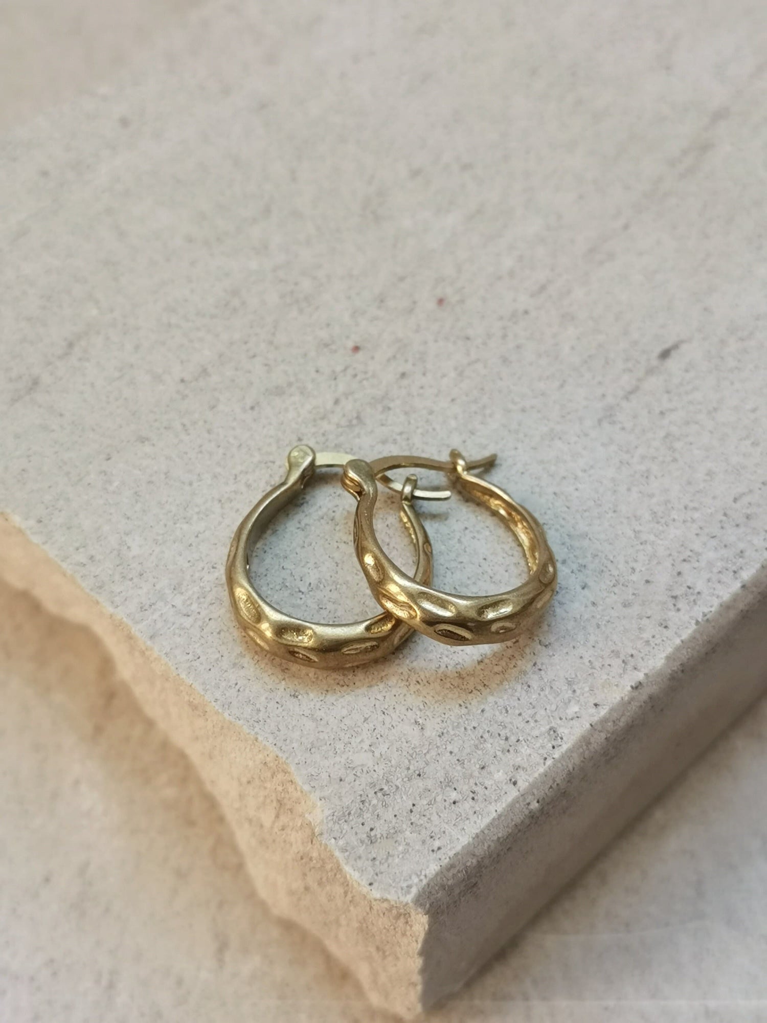 Kleine Creolen 18 x 3 mm, Kleine runde Ohrringe, goldene Creolen aus Messing
