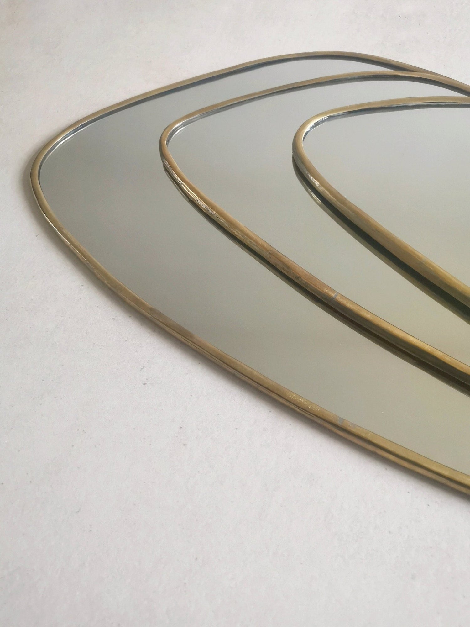 Nierenspiegel, Spiegel mit goldenem Messing Rahmen, Wandspiegel Vintage Stil , Handarbeit aus Marokko - CocosyBerlin