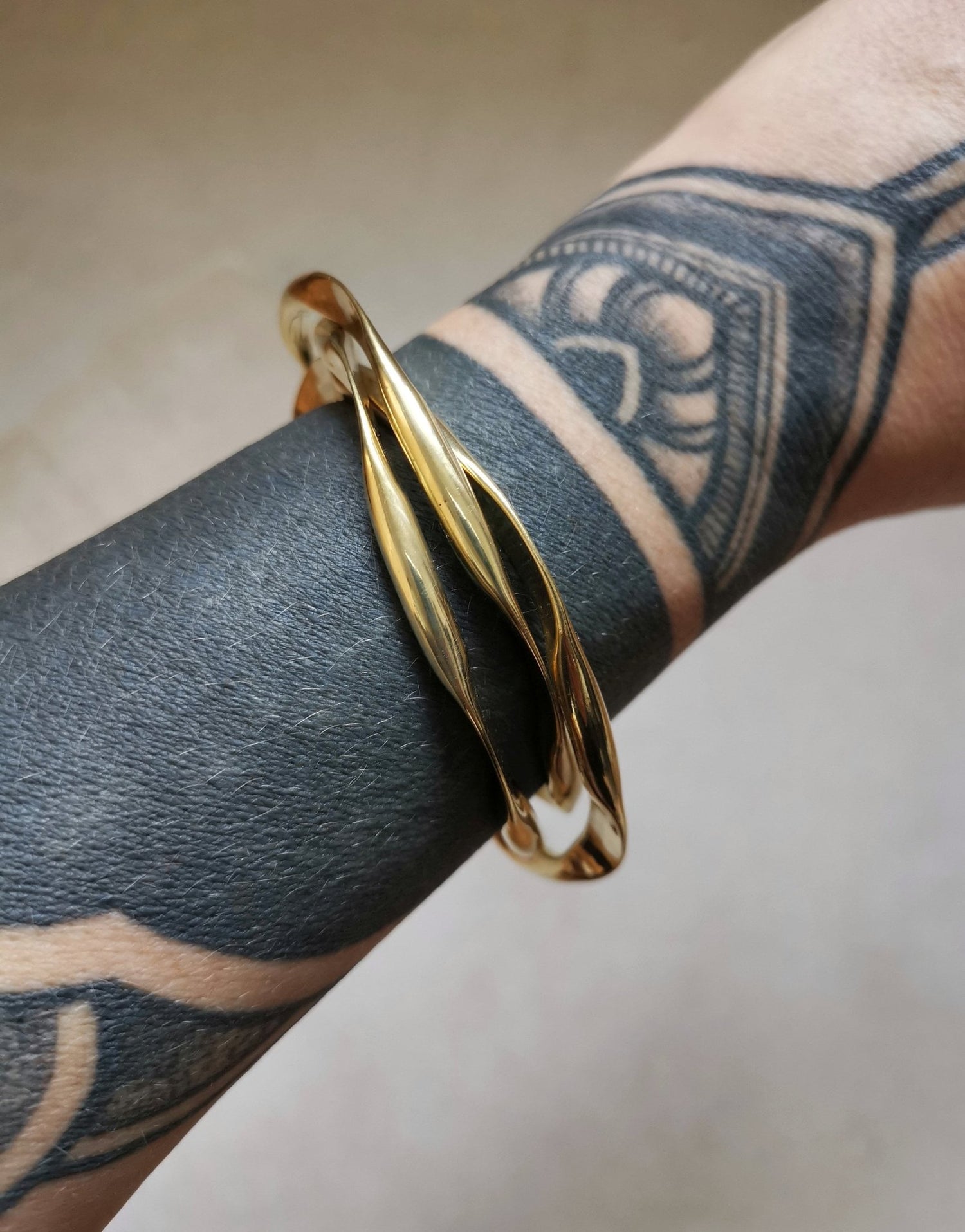 Armband aus goldenem Messing, Statement Armband, 3 Armreifen, Tribal goldener Armreif, minimalistischer schlichter Armreif - CocosyBerlin