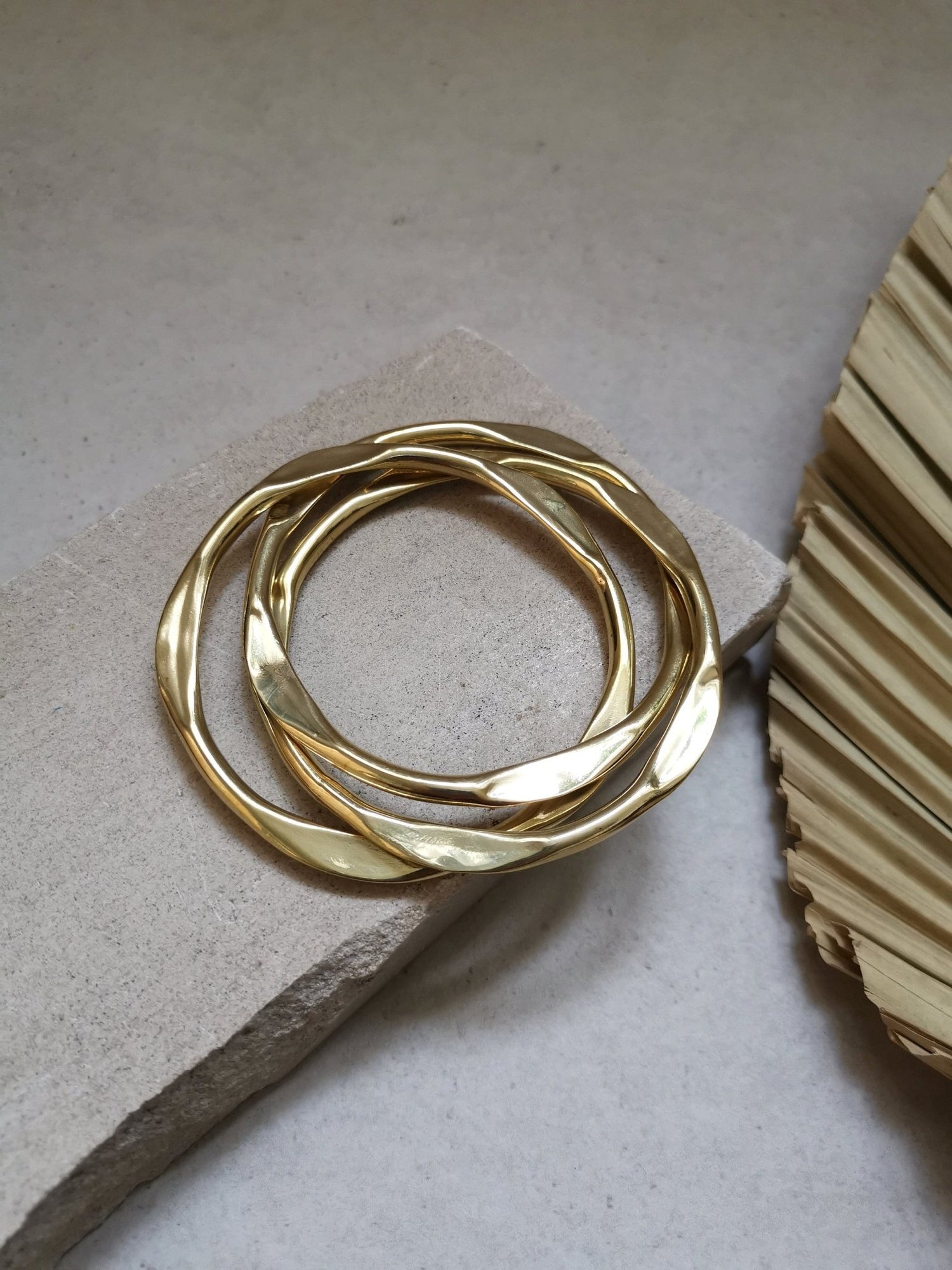 Armband aus goldenem Messing, Statement Armband, 3 Armreifen, Tribal goldener Armreif, minimalistischer schlichter Armreif - CocosyBerlin