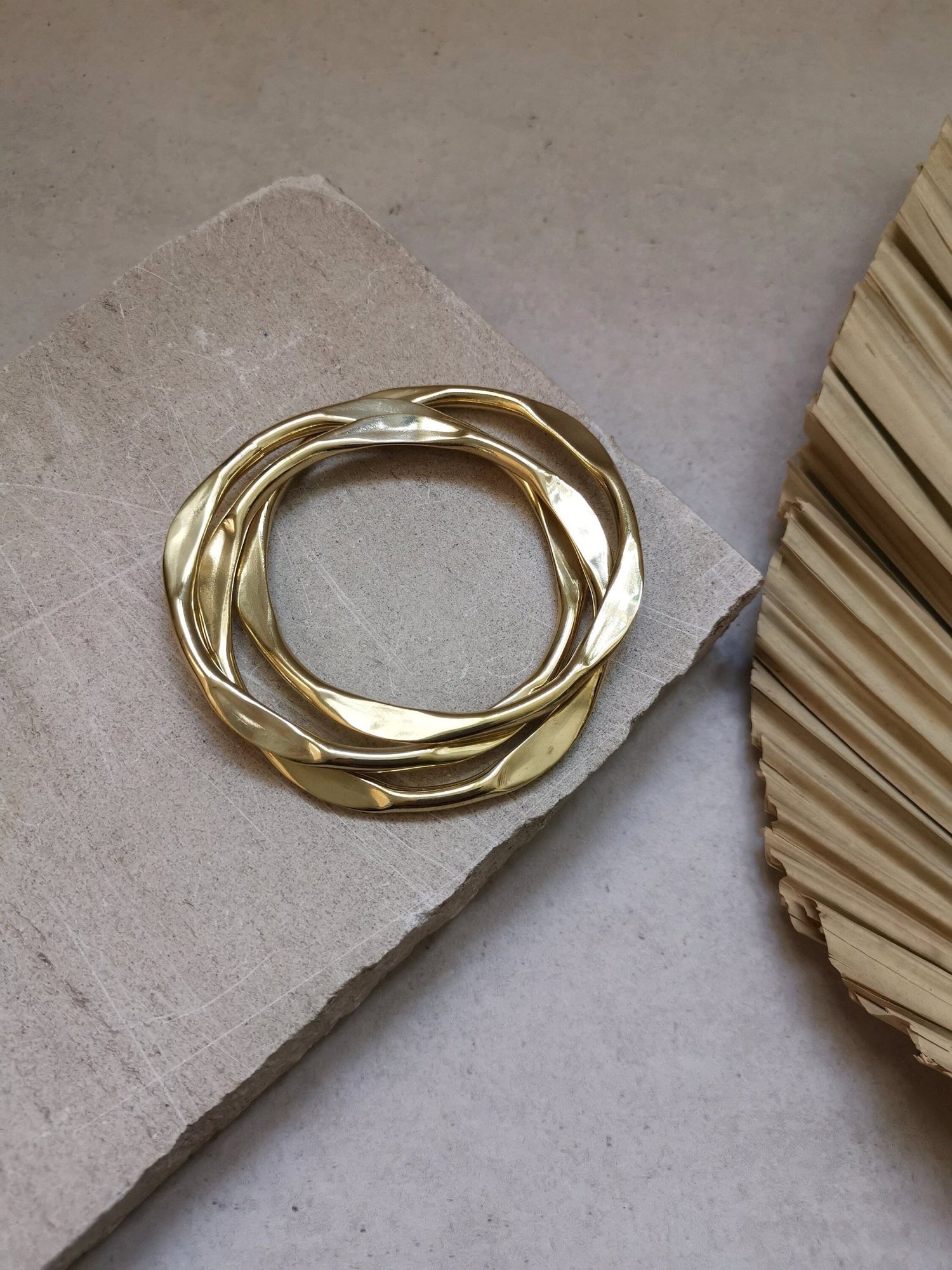 Armband aus goldenem Messing, Statement Armband, 3 Armreifen, Tribal goldener Armreif, minimalistischer schlichter Armreif - CocosyBerlin