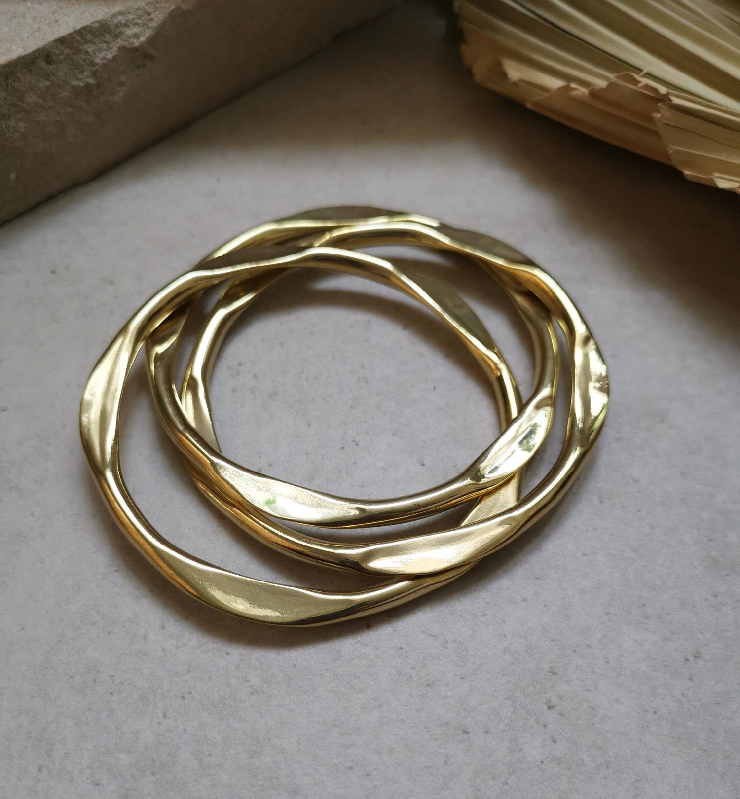 Armband aus goldenem Messing, Statement Armband, 3 Armreifen, Tribal goldener Armreif, minimalistischer schlichter Armreif - CocosyBerlin