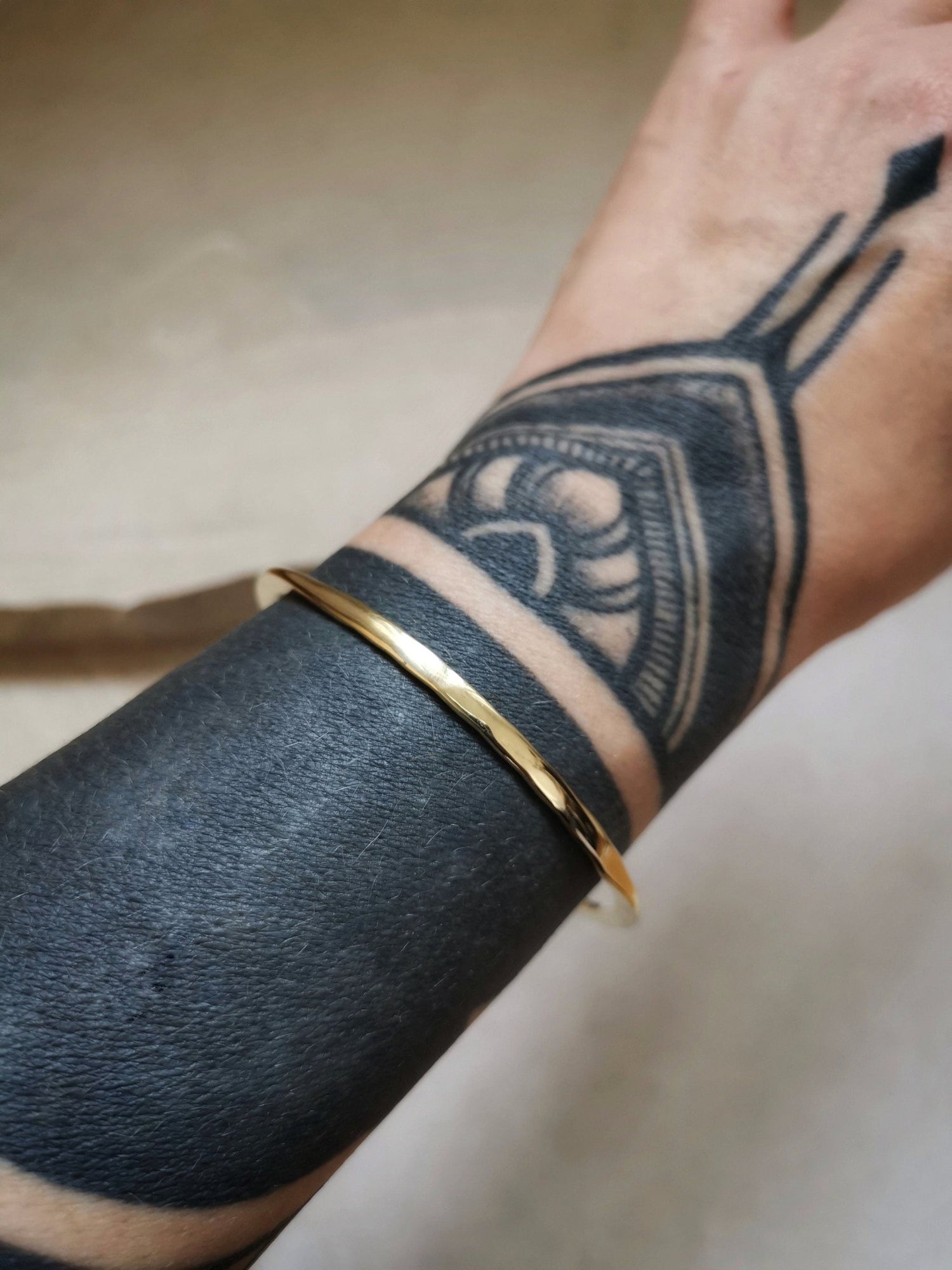 Armband aus goldenem Messing, flaches Armband, Tribal goldener Armreif, minimalistischer Armreif - CocosyBerlin