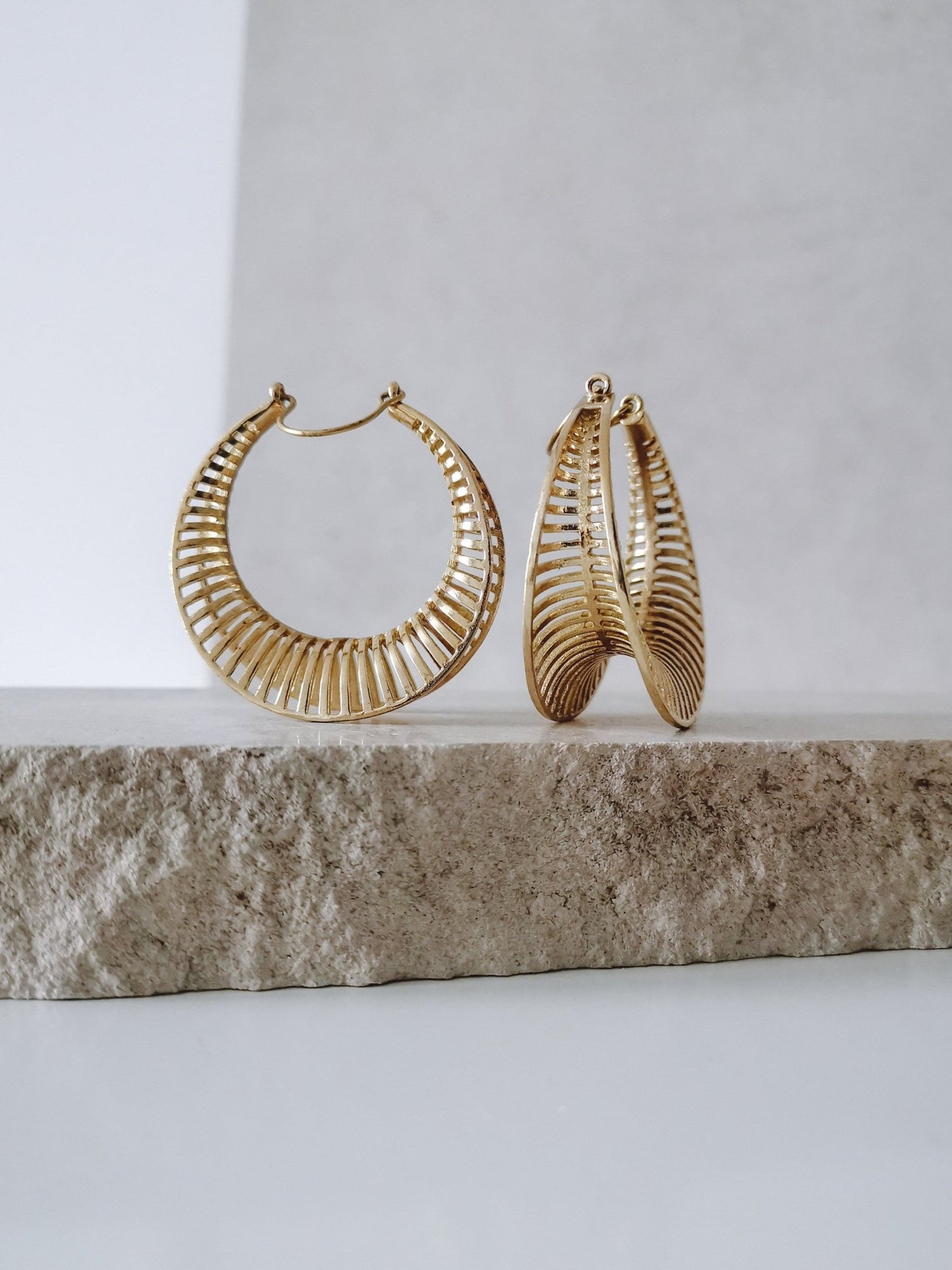 Grosse Tribal Ohrringe, Statement Gold Ohrringe, Ethno Creolen aus Messing, Chunky Ohrgewichte - CocosyBerlin