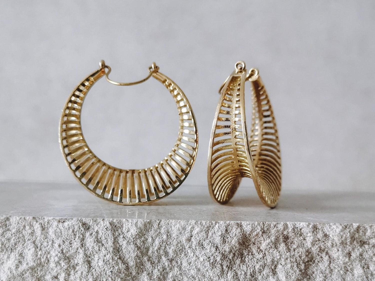 Grosse Tribal Ohrringe, Statement Gold Ohrringe, Ethno Creolen aus Messing, Chunky Ohrgewichte - CocosyBerlin