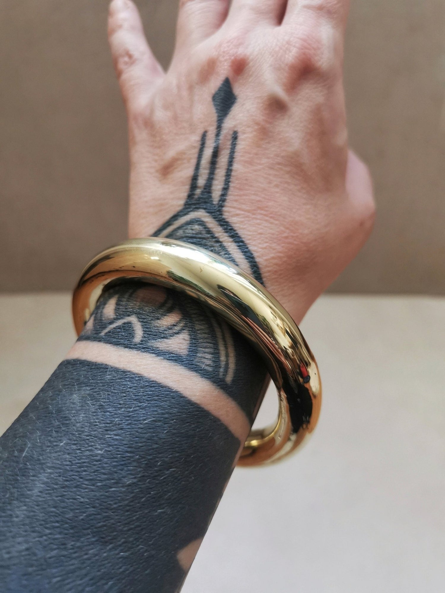 Armband aus goldenem Messing, Statement Armband, breiter Armreif, Tribal goldener Armreif, minimalistischer schlichter Armreif - CocosyBerlin