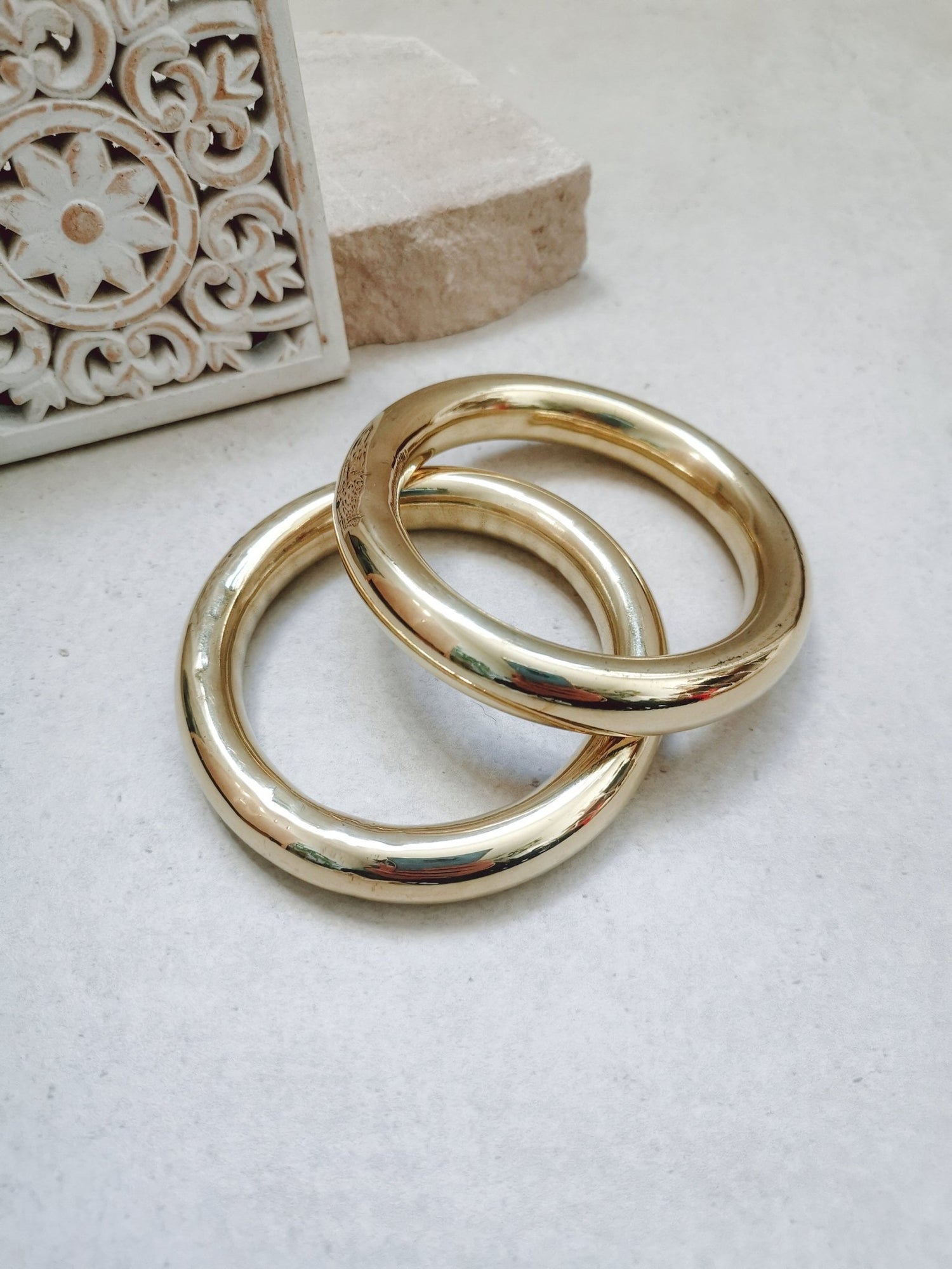 Armband aus goldenem Messing, Statement Armband, breiter Armreif, Tribal goldener Armreif, minimalistischer schlichter Armreif - CocosyBerlin