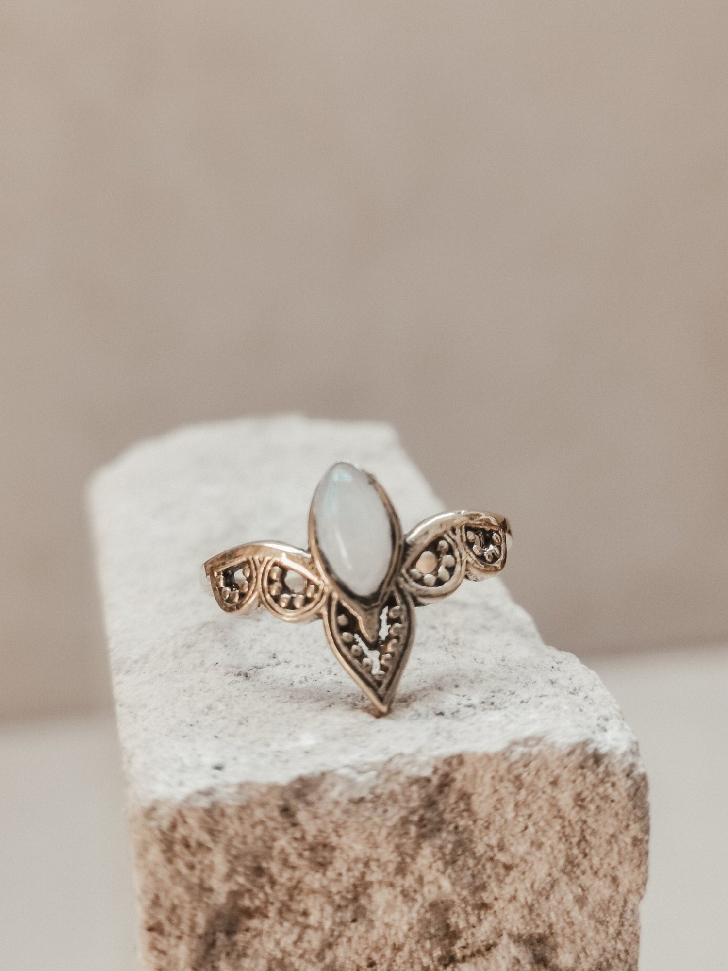 Ring mit Mondstein, Tiara Kronen Ring, Stapelring, Boho Ring, Hippie Ring, Goldener Ring mit Mondstein - CocosyBerlin