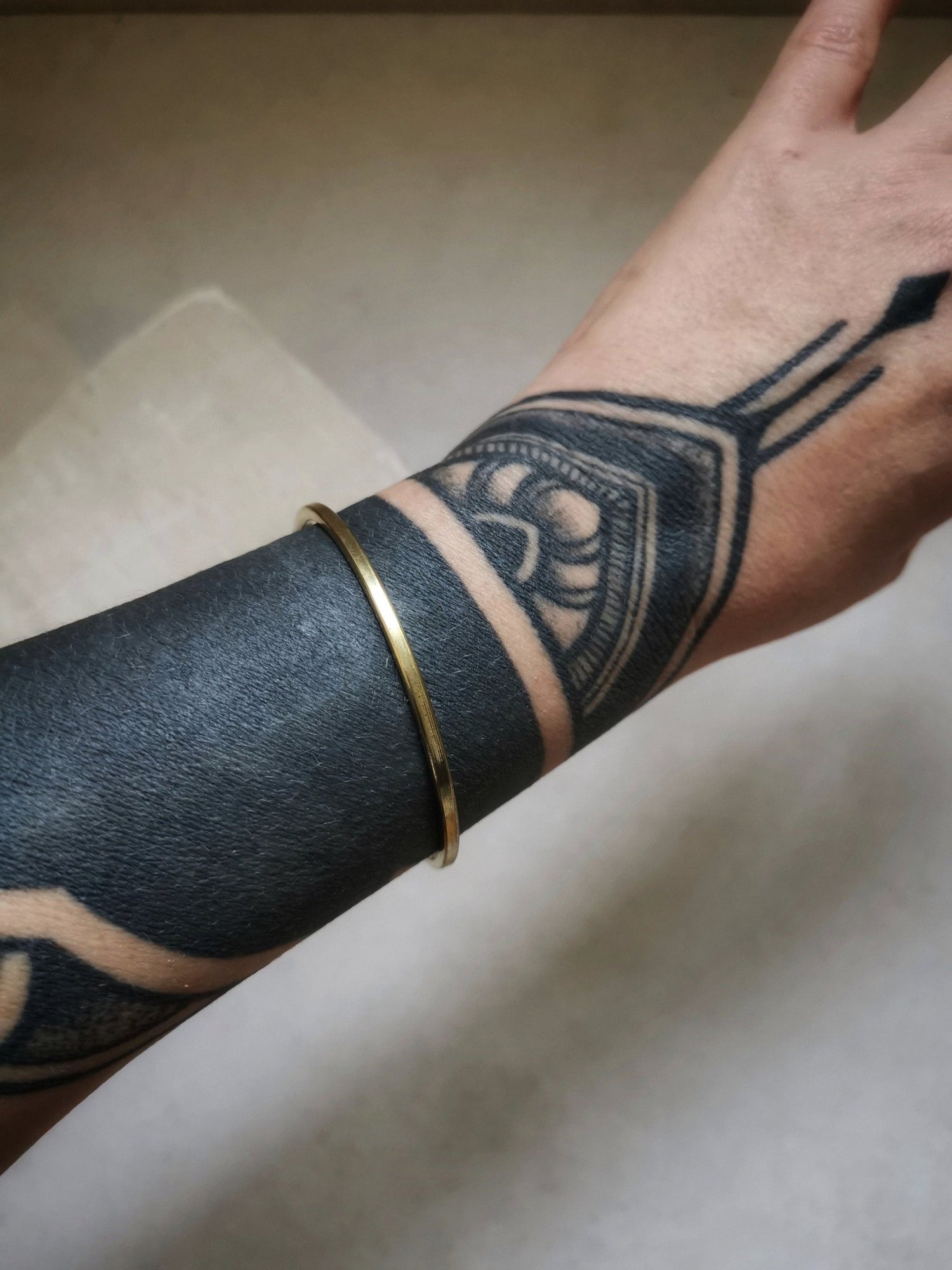 Schlichter Armreif aus goldenem Messing verstellbar, Armreif aus massivem Messing, minimalistischer dünner Armreif - CocosyBerlin