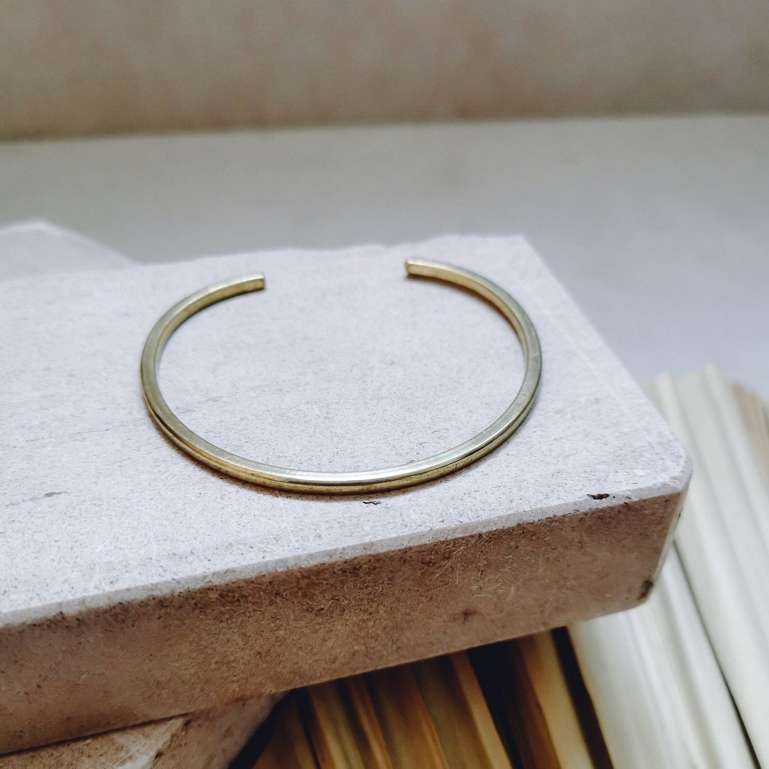 Schlichter Armreif aus goldenem Messing verstellbar, Armreif aus massivem Messing, minimalistischer dünner Armreif - CocosyBerlin