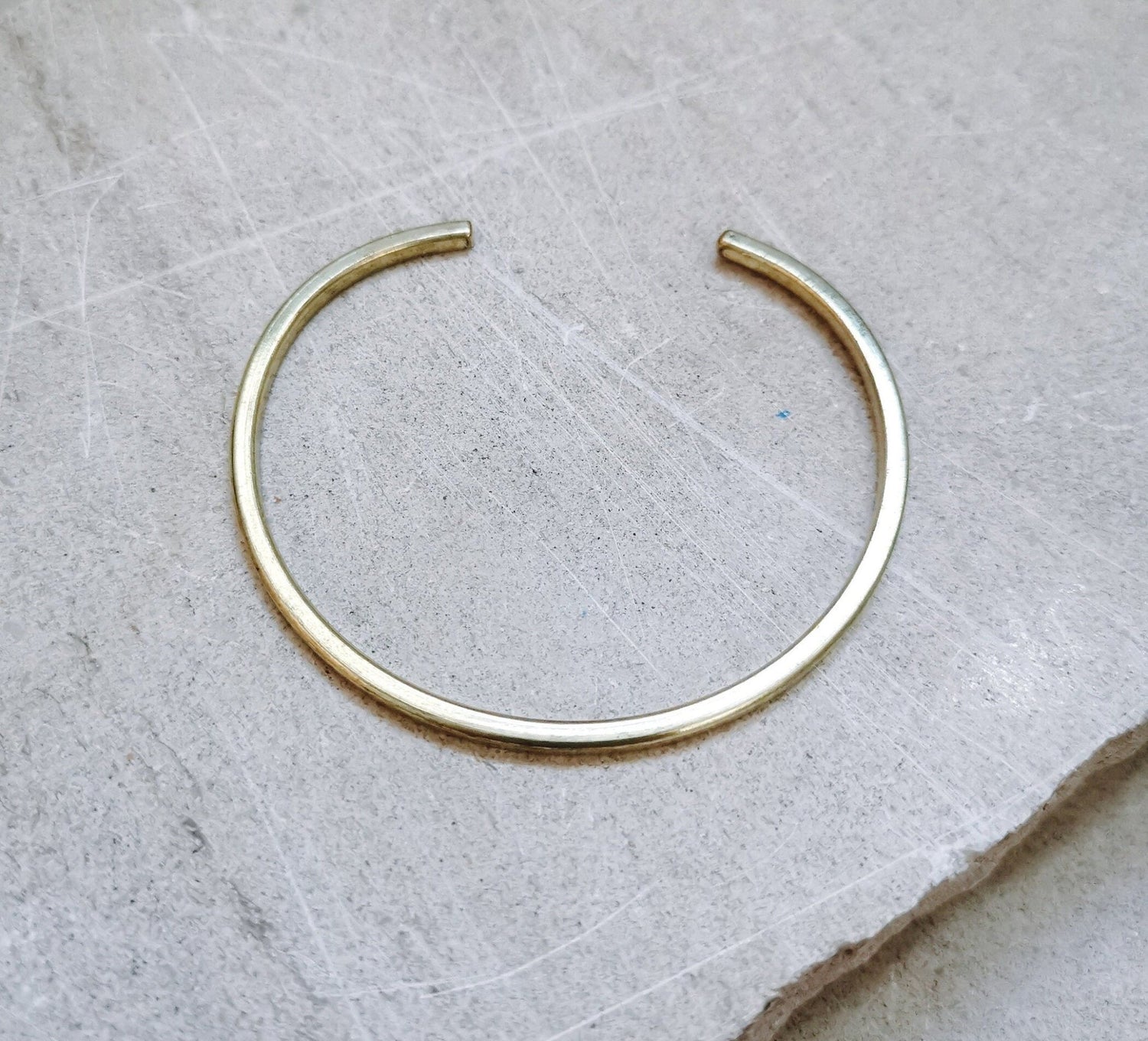 Schlichter Armreif aus goldenem Messing verstellbar, Armreif aus massivem Messing, minimalistischer dünner Armreif - CocosyBerlin