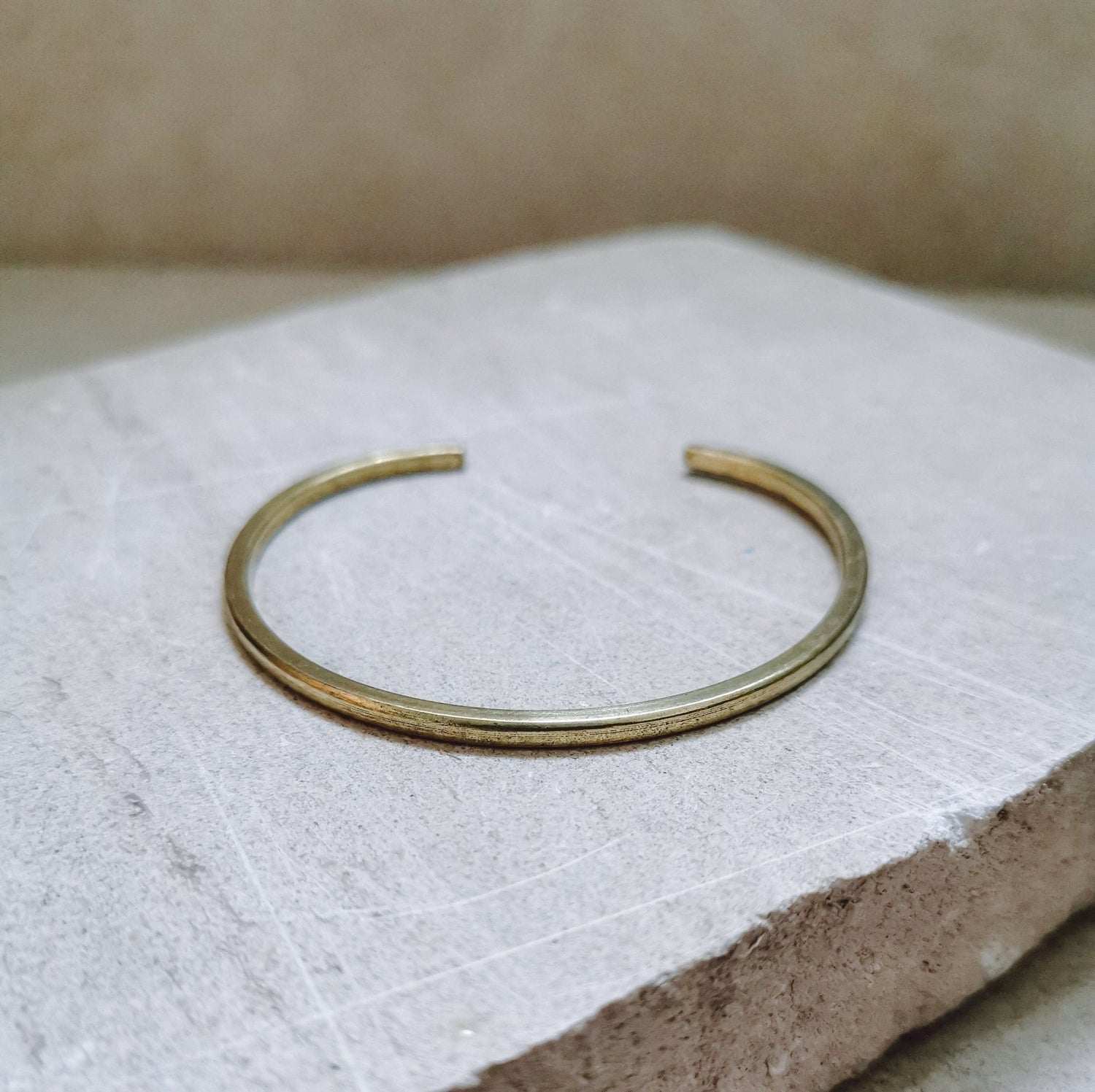 Schlichter Armreif aus goldenem Messing verstellbar, Armreif aus massivem Messing, minimalistischer dünner Armreif - CocosyBerlin