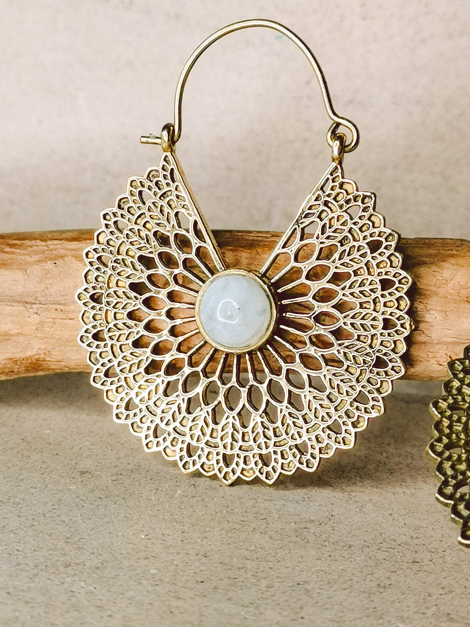 Boucles d'oreilles en pierre de lune, boucles d'oreilles mandala en laiton, boucles d'oreilles bohèmes, boucles d'oreilles hippie statement