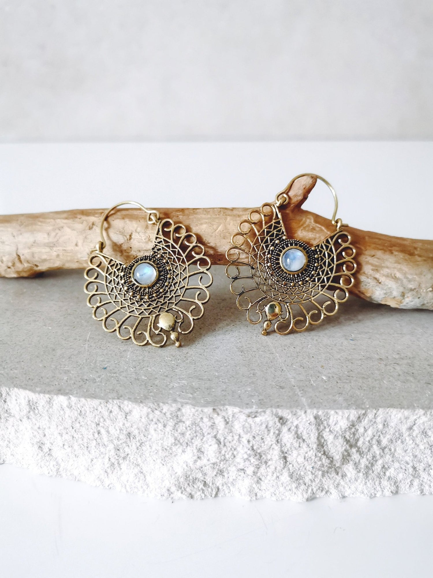 Ohrringe aus Messing mit Mondstein, Mandala Ohrringe, Mondstein Ohrringe Gold, Boho Ohrringe, Hippie Schmuck - CocosyBerlin