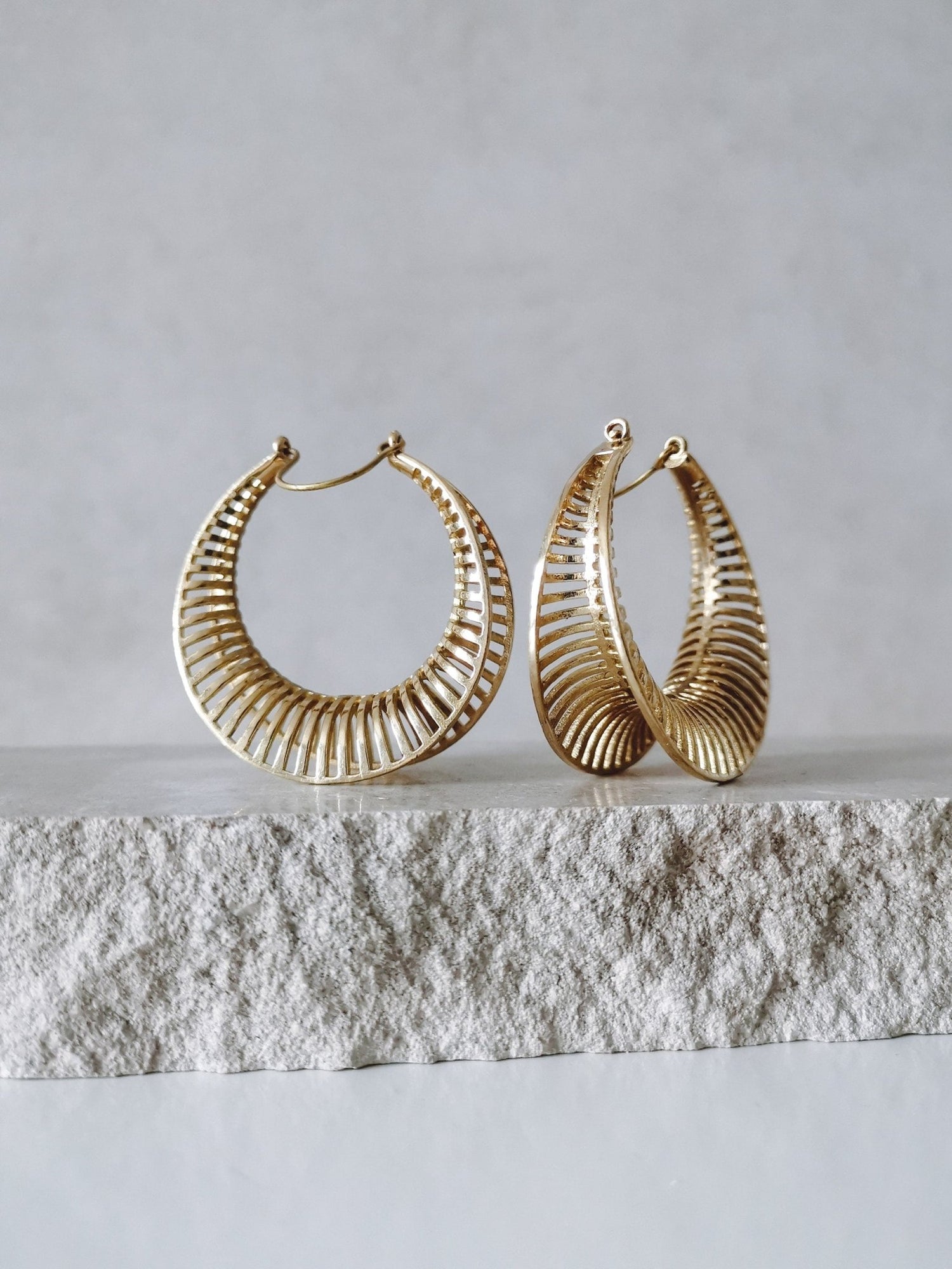 Grosse Tribal Ohrringe, Statement Gold Ohrringe, Ethno Creolen aus Messing, Chunky Ohrgewichte - CocosyBerlin