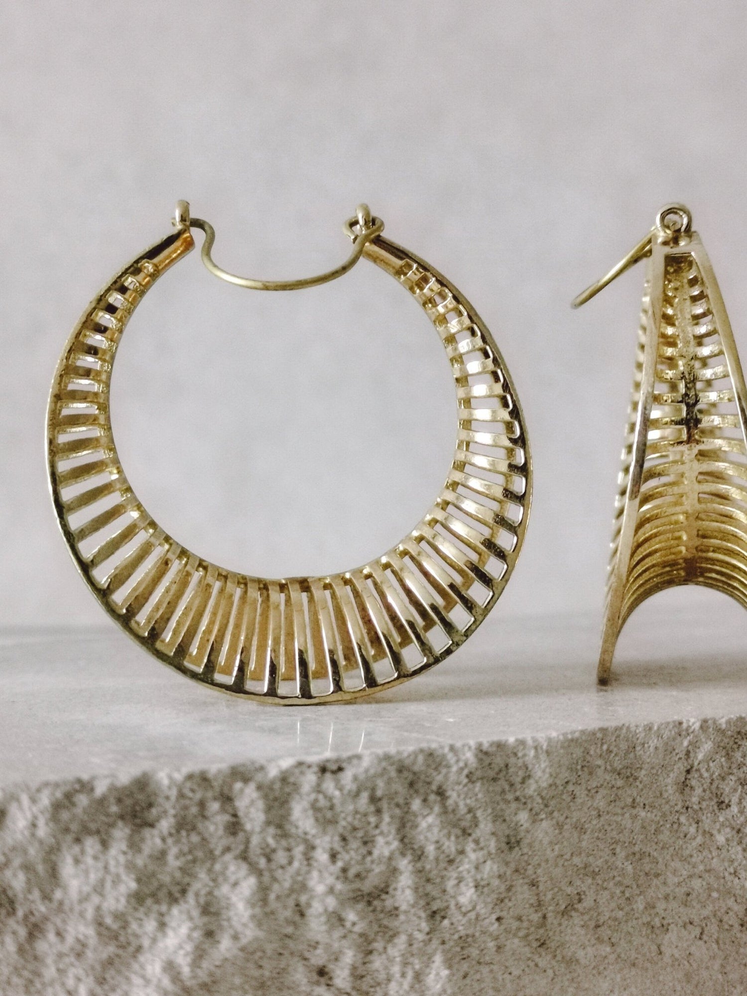 Grosse Tribal Ohrringe, Statement Gold Ohrringe, Ethno Creolen aus Messing, Chunky Ohrgewichte - CocosyBerlin