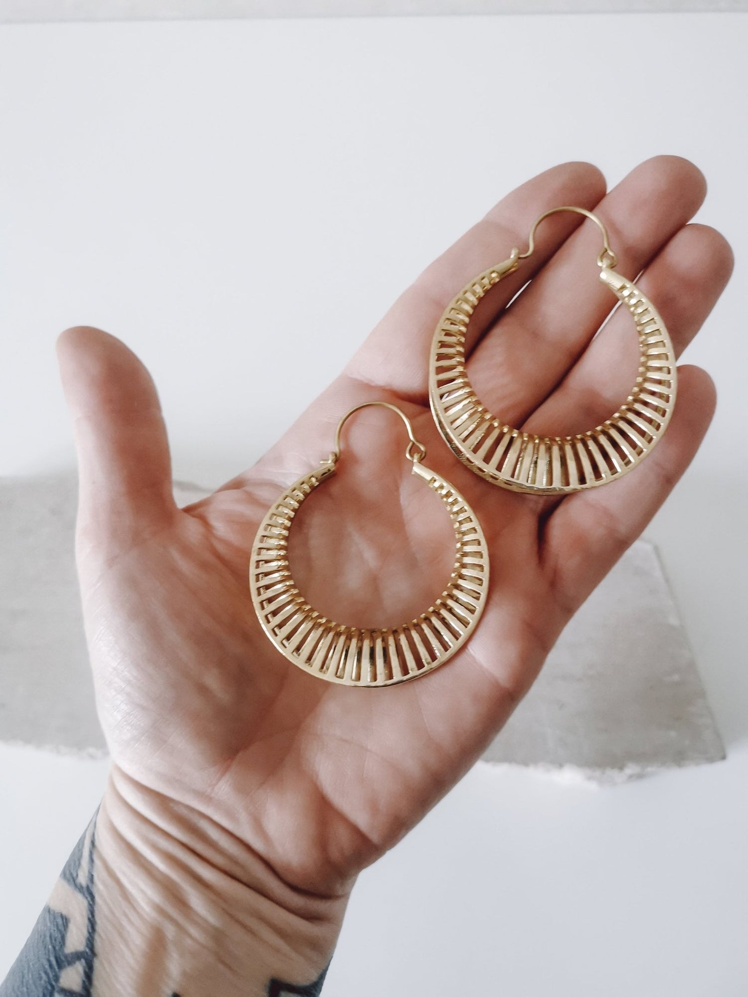 Grosse Tribal Ohrringe, Statement Gold Ohrringe, Ethno Creolen aus Messing, Chunky Ohrgewichte - CocosyBerlin