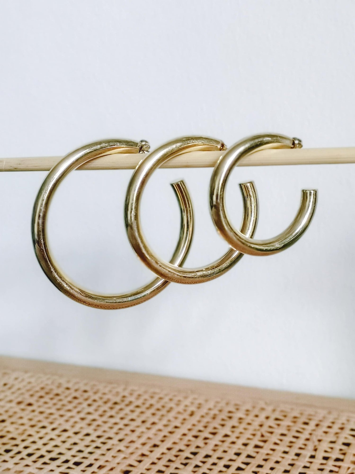 Chunky goldene Creolen 40mm, 50mm, 60mm, Minimalistische breite Creolen, offene Creolen aus Messing - CocosyBerlin