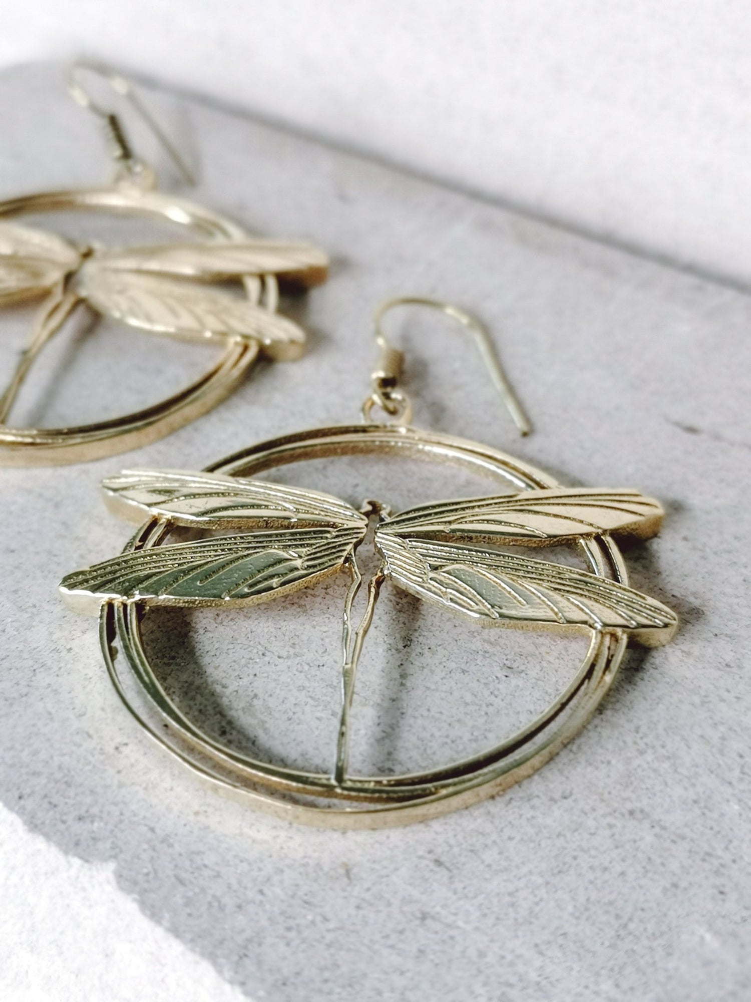 Libellen Hängeohrringe aus goldenem Messing, Libellen Ohrringe, Messingohrringe Libelle - CocosyBerlin