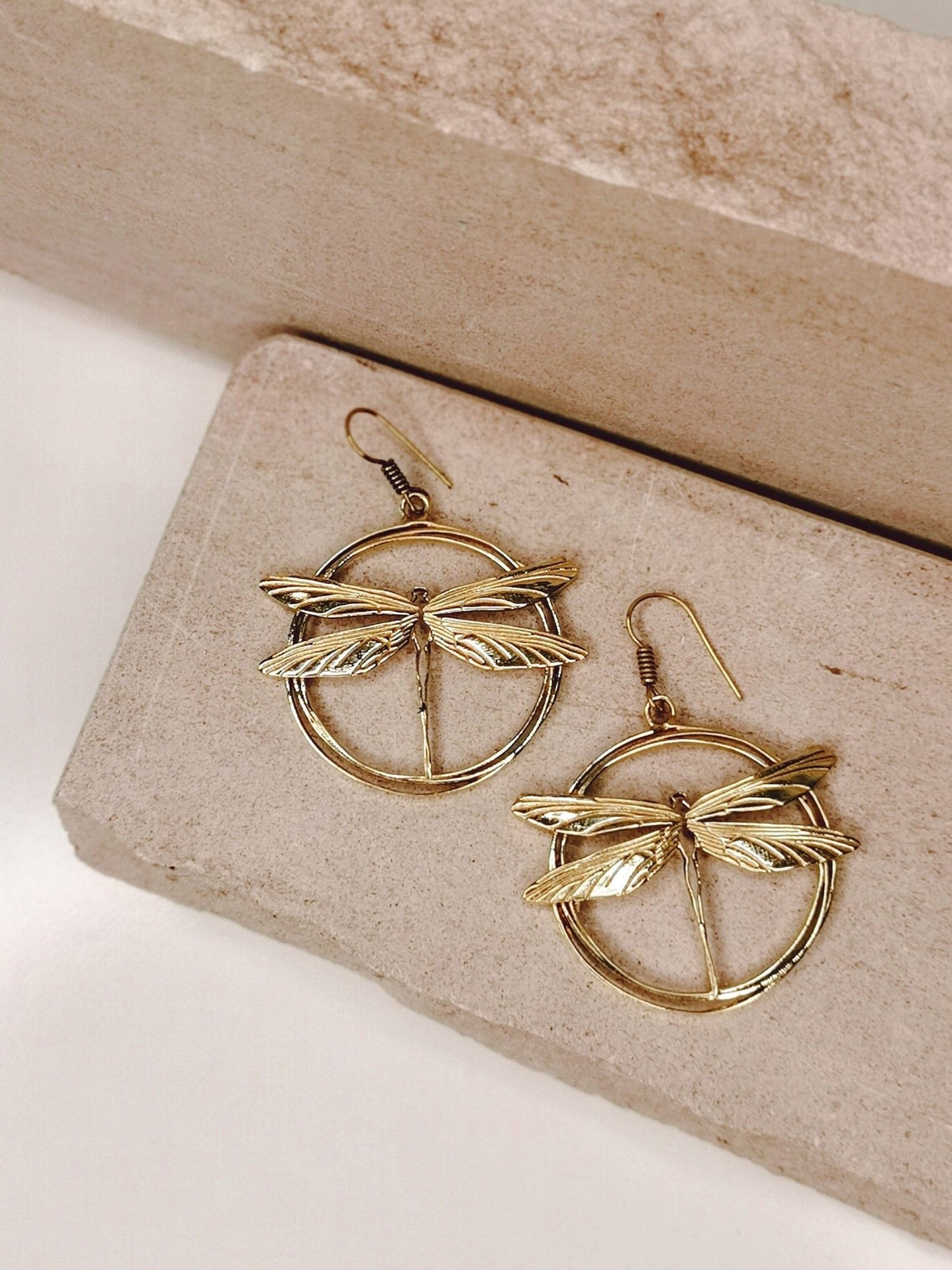 Libellen Hängeohrringe aus goldenem Messing, Libellen Ohrringe, Messingohrringe Libelle - CocosyBerlin
