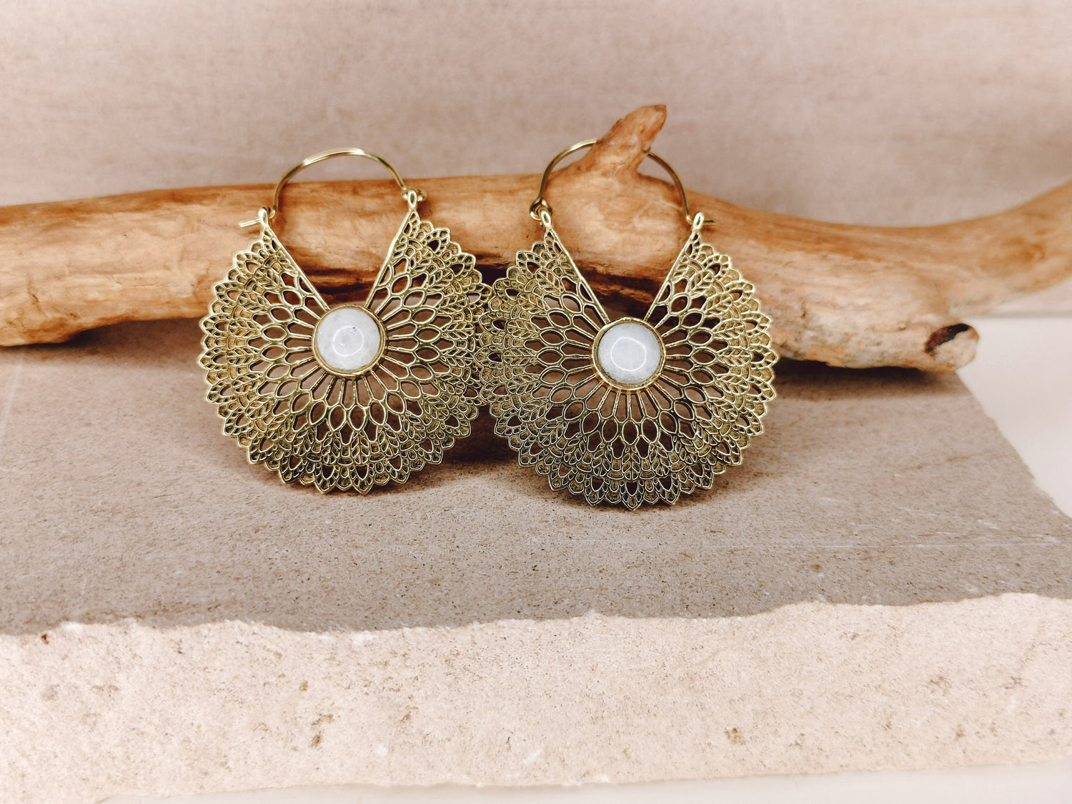 Boucles d'oreilles en pierre de lune, boucles d'oreilles mandala en laiton, boucles d'oreilles bohèmes, boucles d'oreilles hippie statement