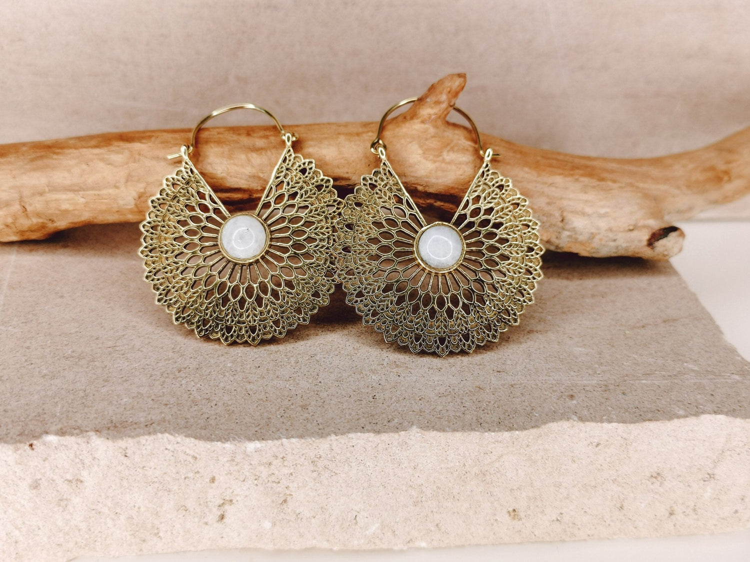 Mondstein Ohrringe, Mandala Ohrringe aus Messing, Boho Ohrringe, Statement Hippie Ohrringe - CocosyBerlin